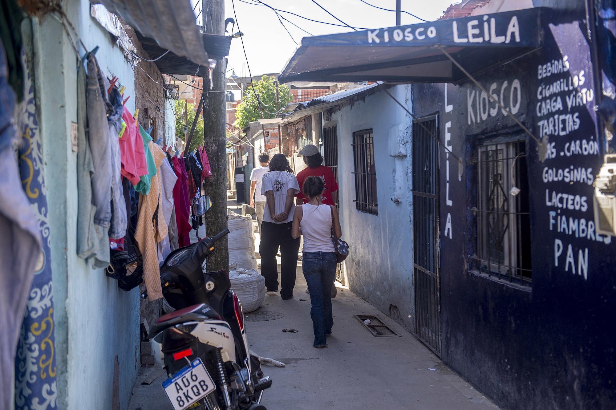 Miembros de La Poderosa en una de las calles de una villa