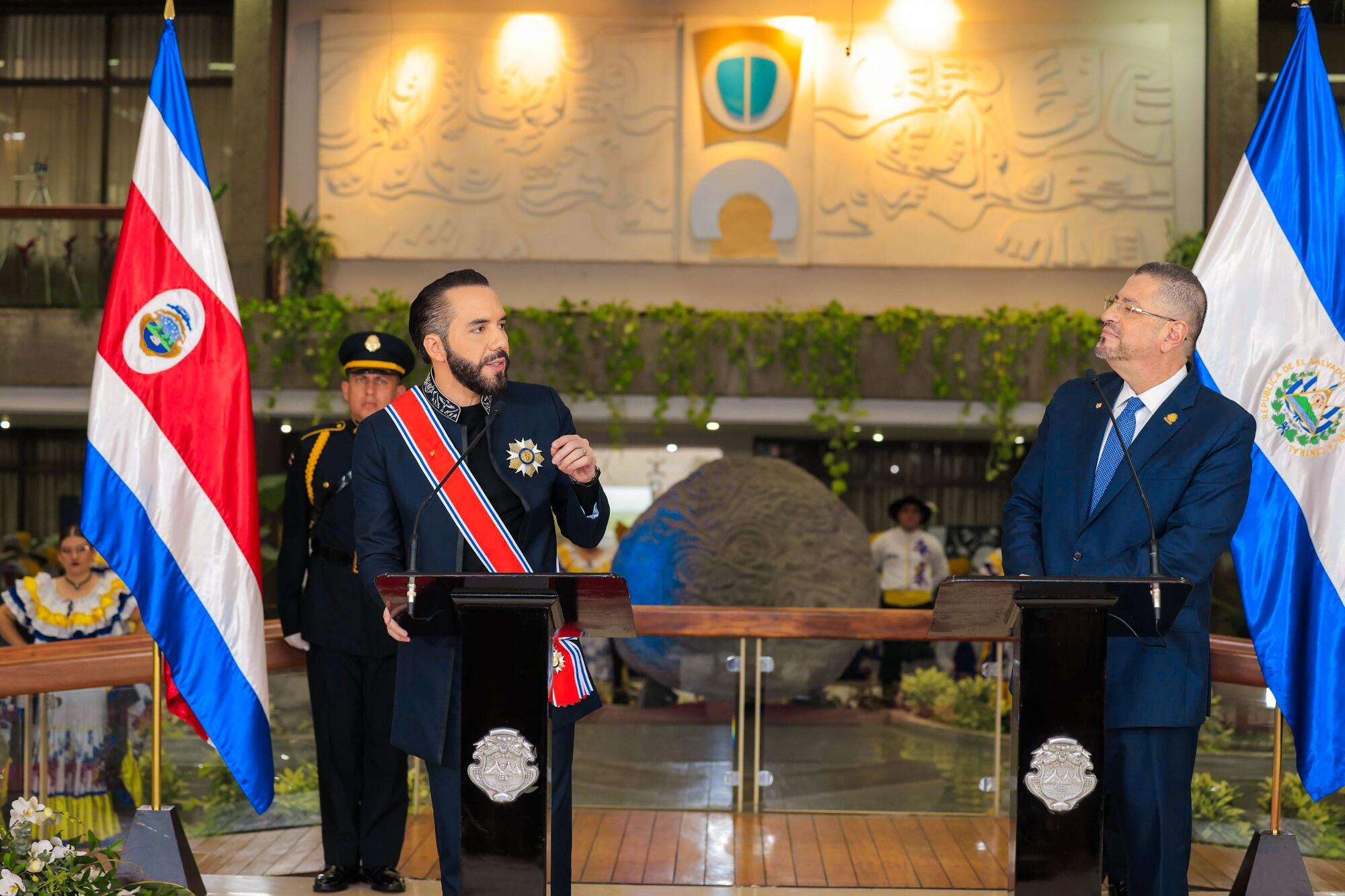 Los presidentes de El Salvador, Nayib Bukele, y de Costa Rica, Rodrigo Chaves.