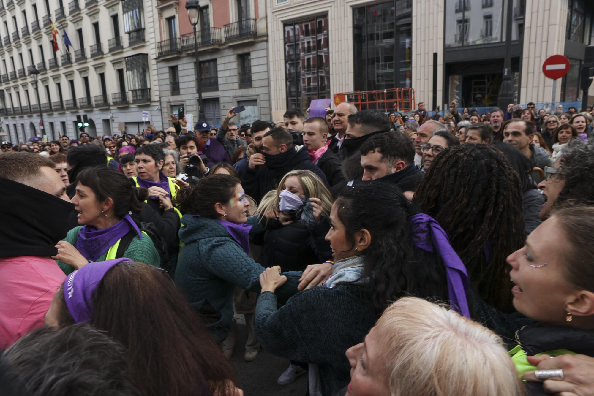 Feministas de la Comisión 8M frenan a un grupo de neonazis 8M 2026