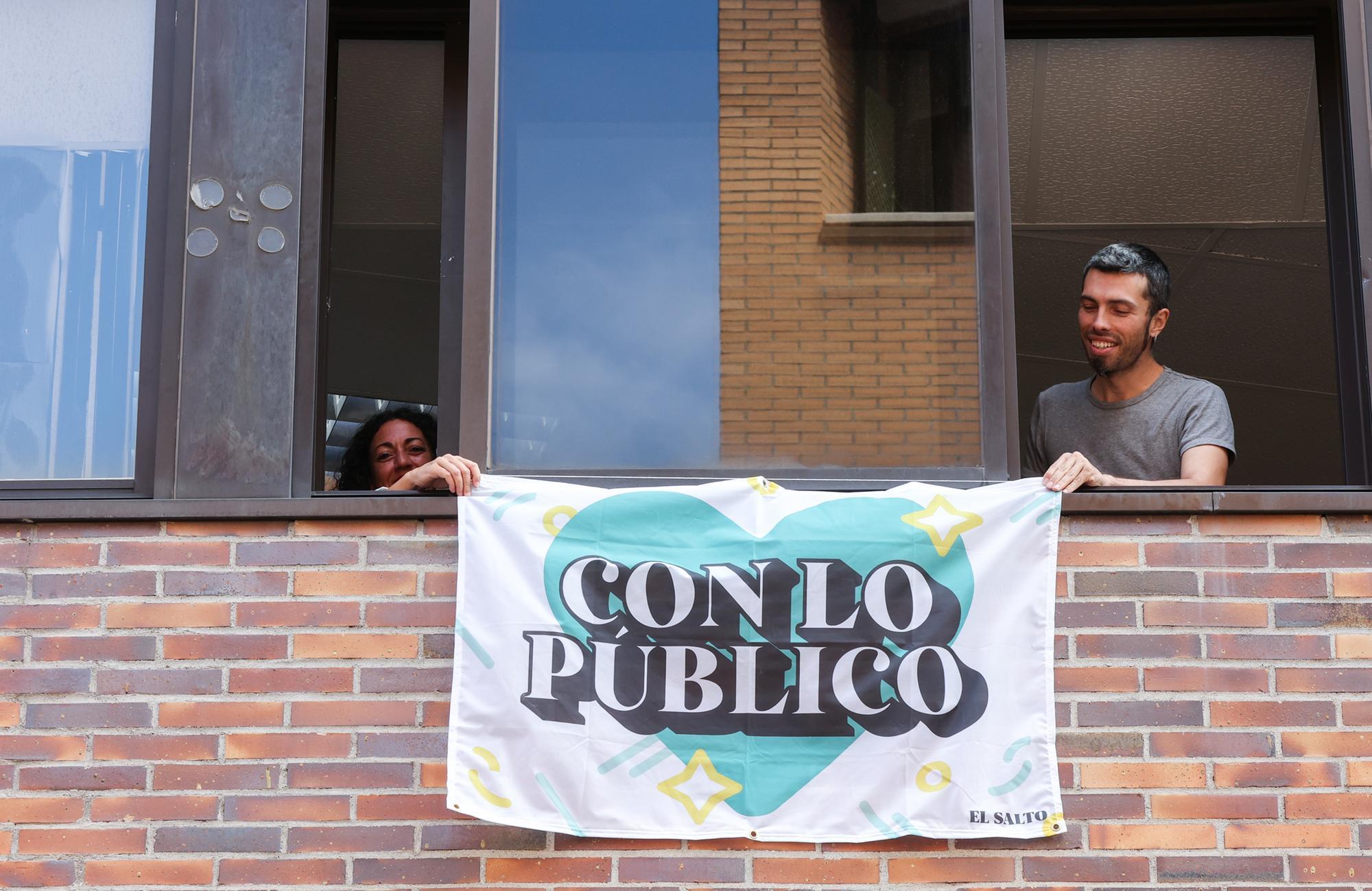 Si te suscribes este mes te llevas de regalo una bandera de defensa de los servicios públicos para colgar de tu balcón.