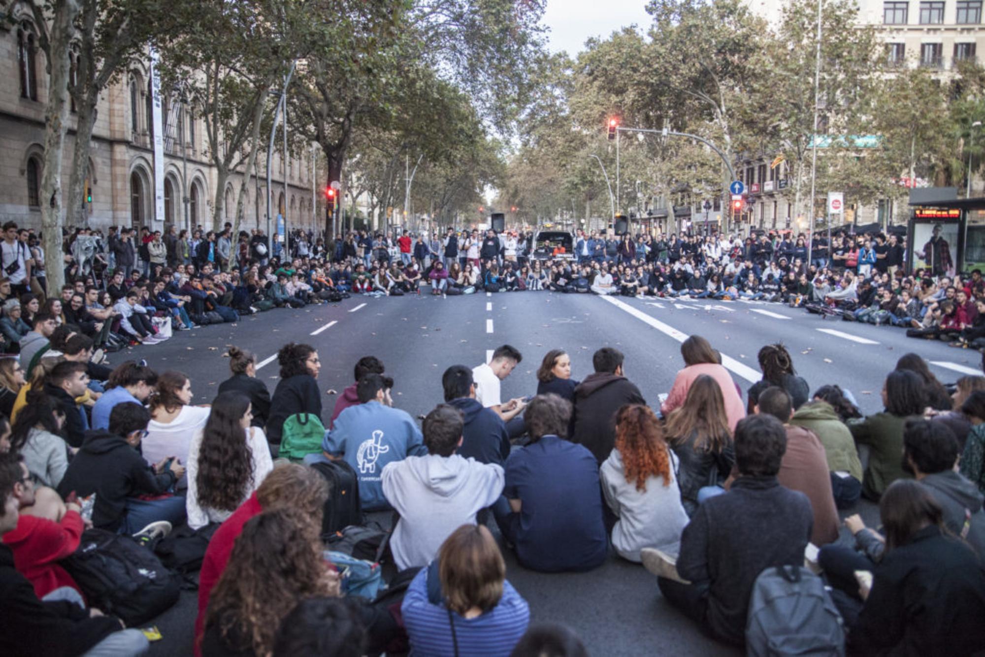 Asamblea en Gran Vía durante la primera tarde de la acampada. Fotografía de Àngel Monlleó