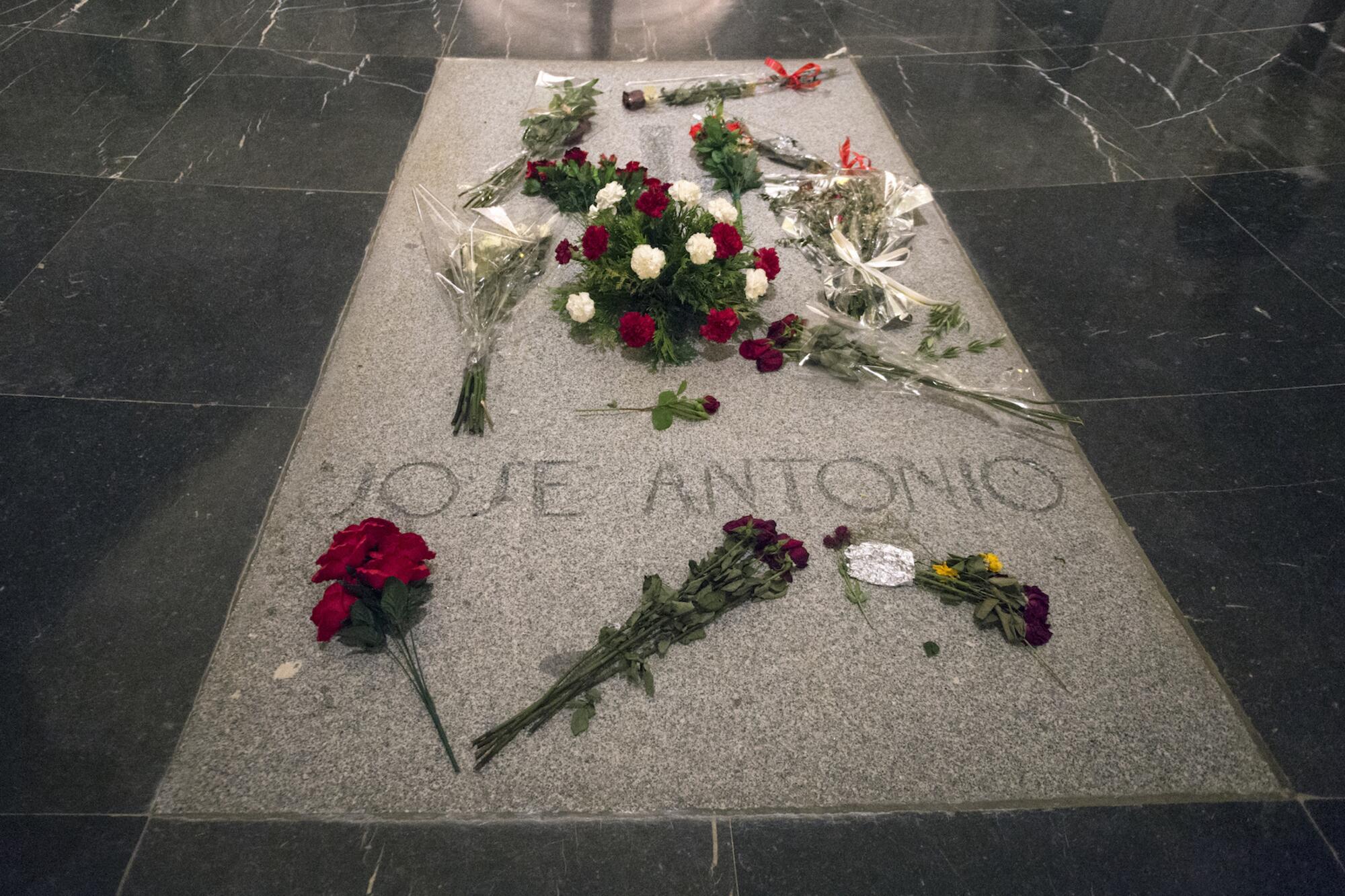 Tumba de Jose Antonio en el Valle de los Caídos