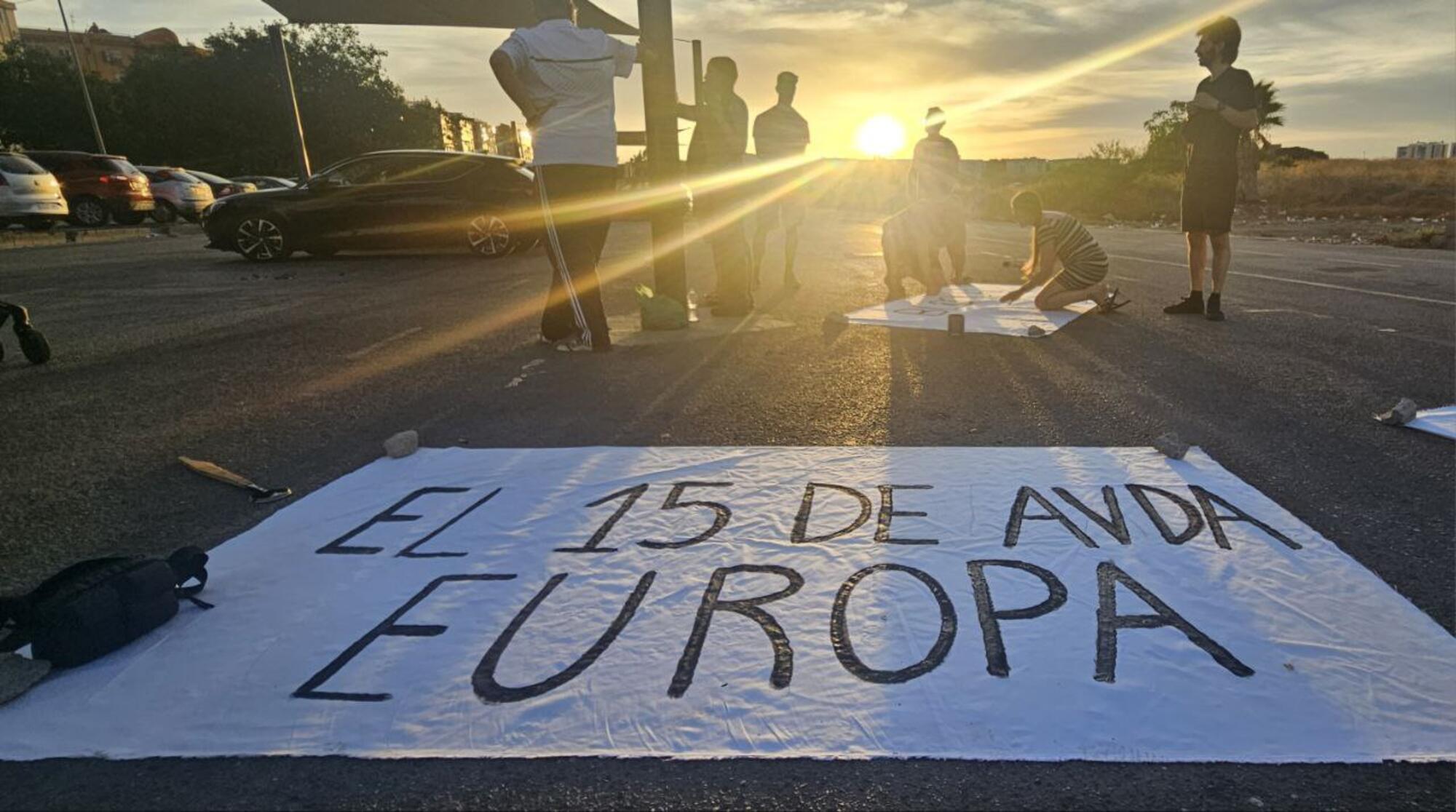 Vecinas y militantes del Sindicato de Inquilinas de Málaga preparando las pancartas del Bloque en Lucha Avenida Europa, 15.