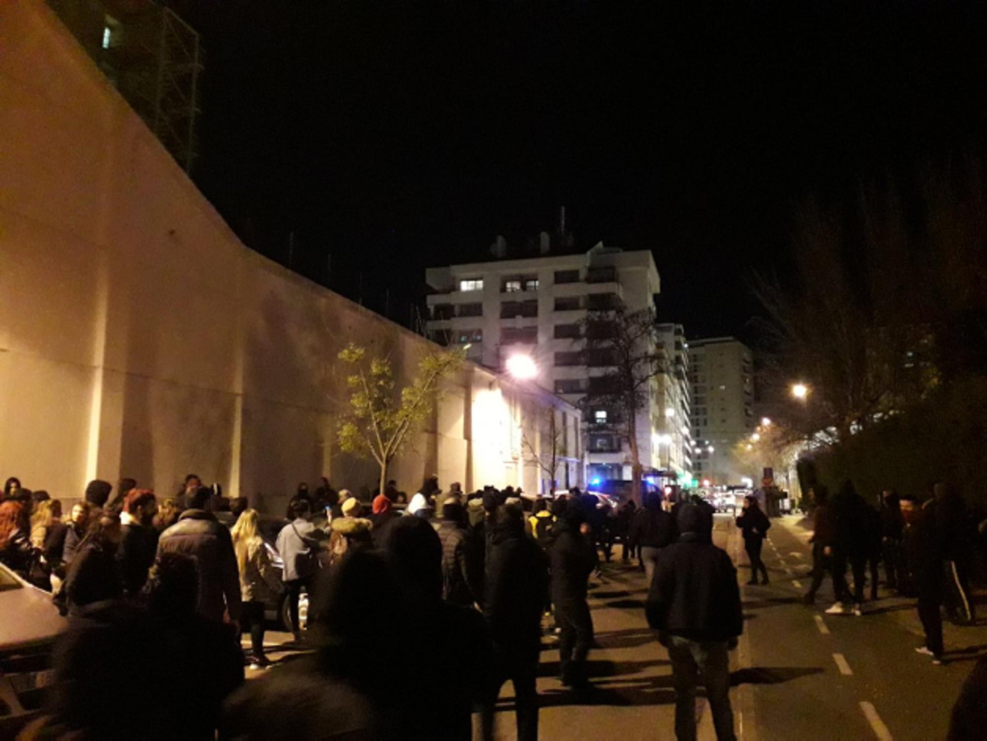 La manifestación dentro del campus con la policía al fondo bloqueando la salida