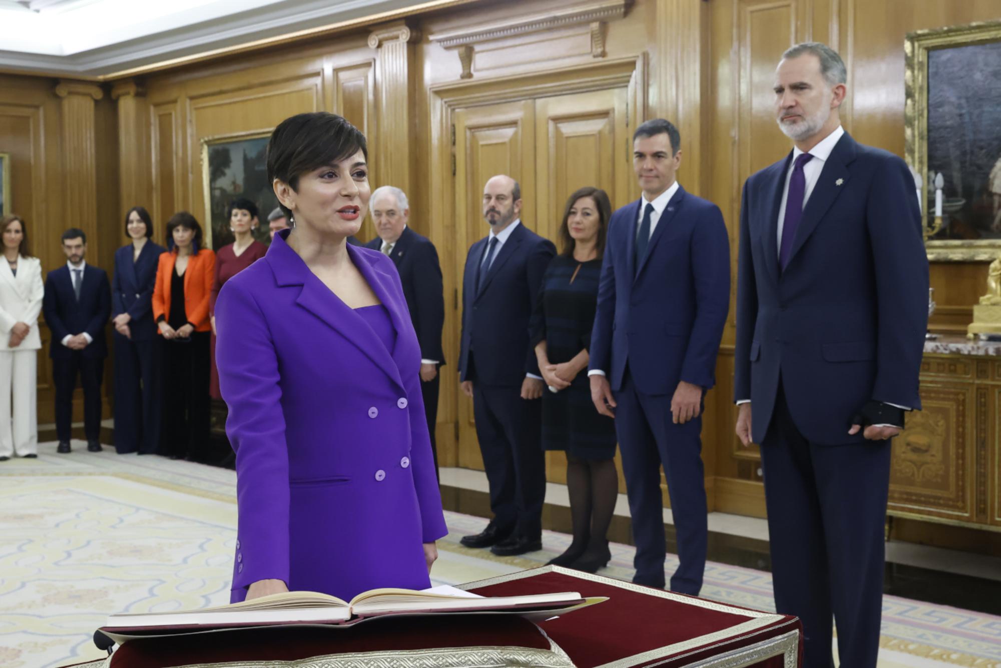 La ministra de Vivienda y Agenda Urbana, Isabel Rodríguez, promete su cargo ante el rey Felipe VI.