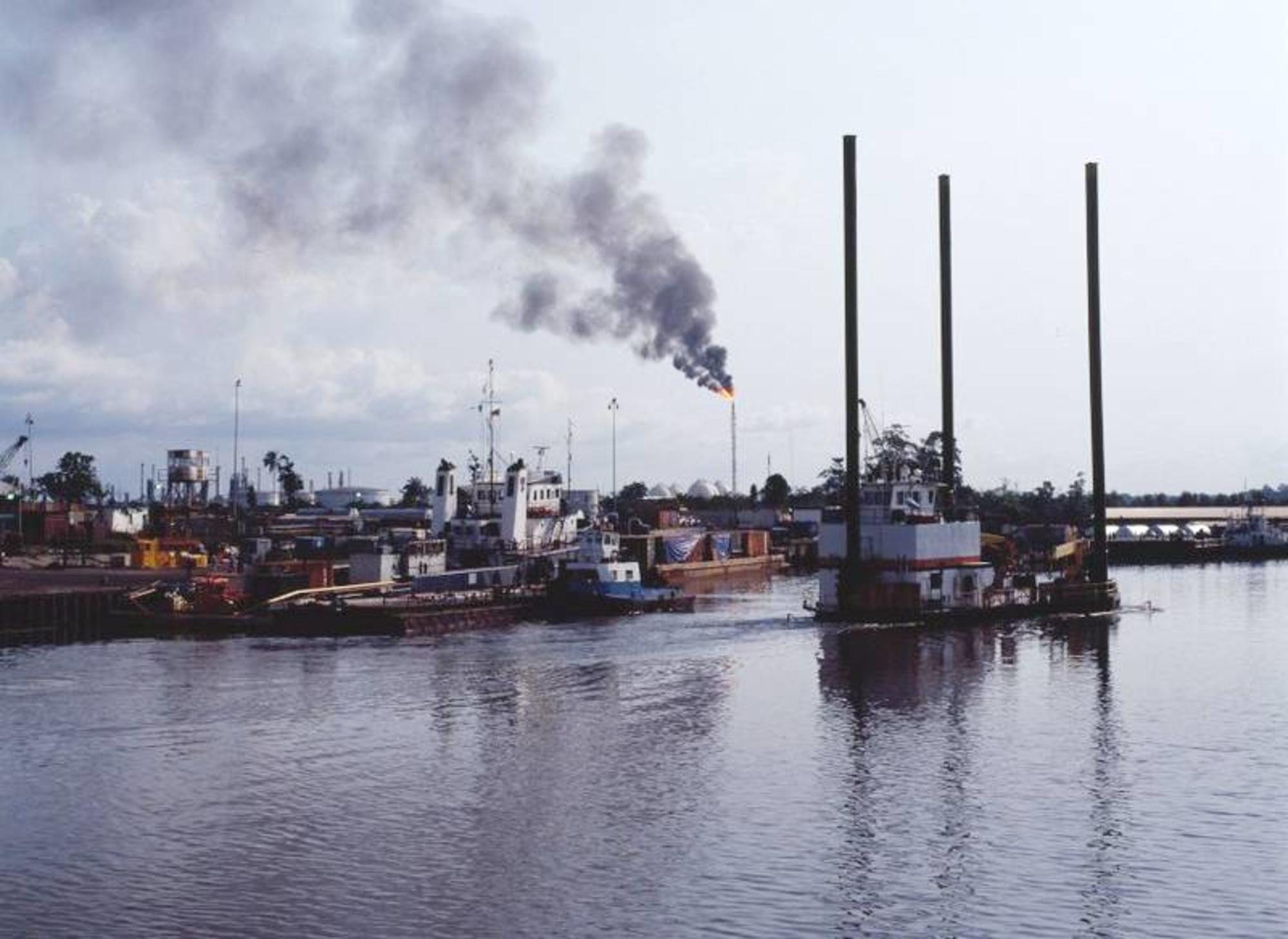 Incendio de unos tanques de petróleo en un puerto nigeriano. Por Nnimmo Bassey