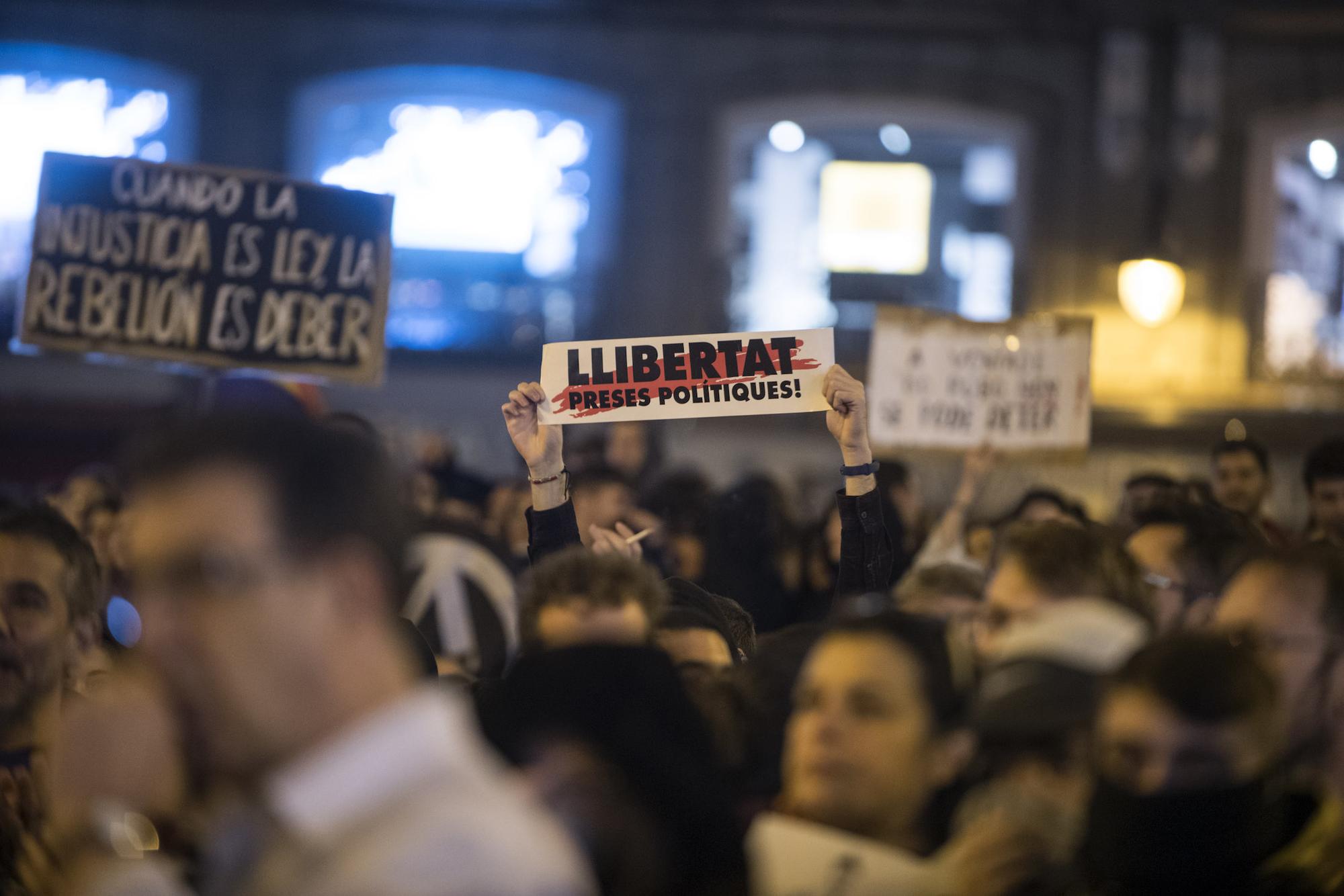 Concentración en la Puerta del Sol de Madrid en apoyo al pueblo catalán - 14