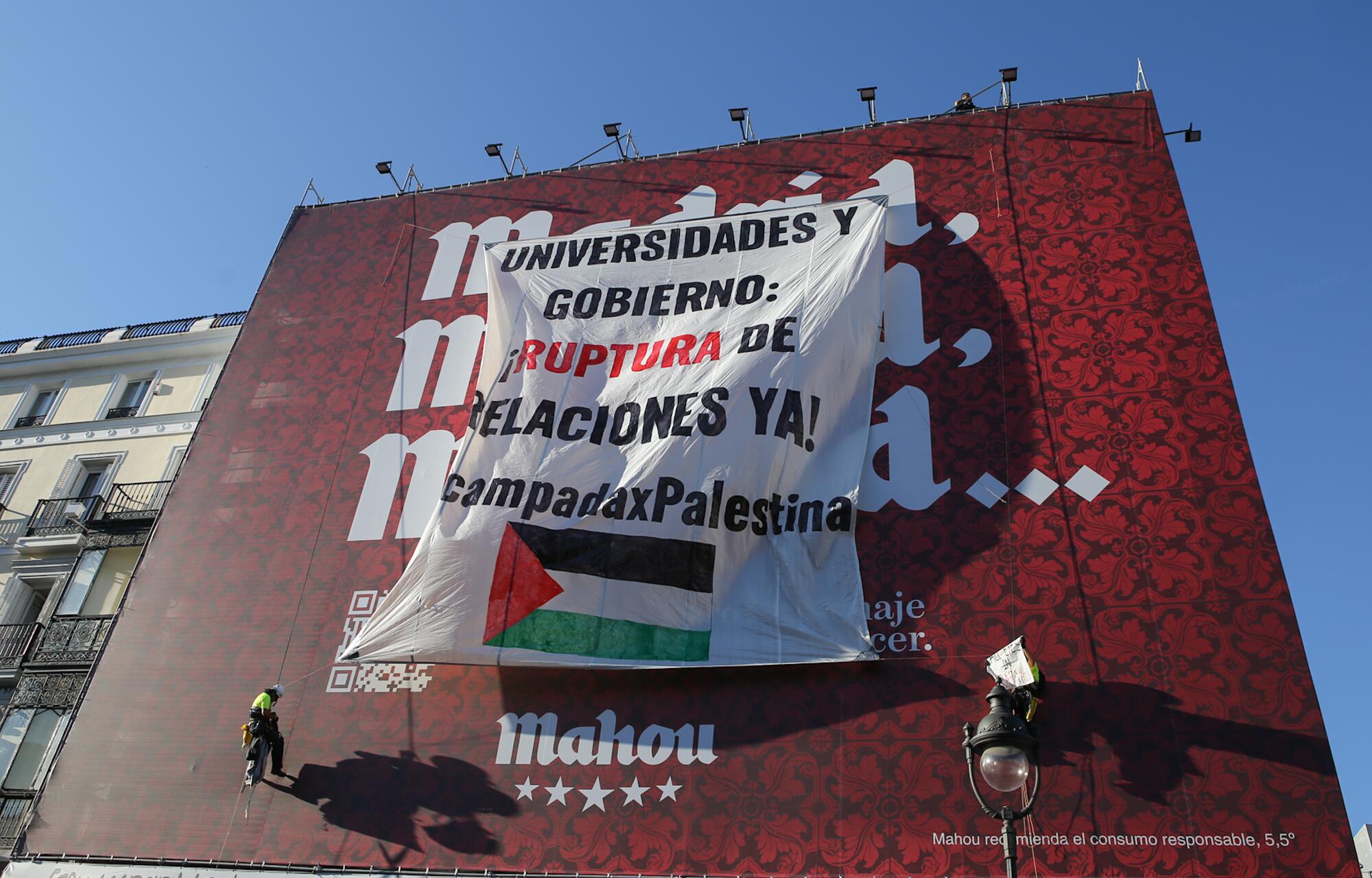 Estudiantes de la Acampada por Palestina de Madrid descolgaron una pancarta en la Puerta del Sol para pedir el fin de la colaboración del Gobierno y las universidades españolas con el genocidio.