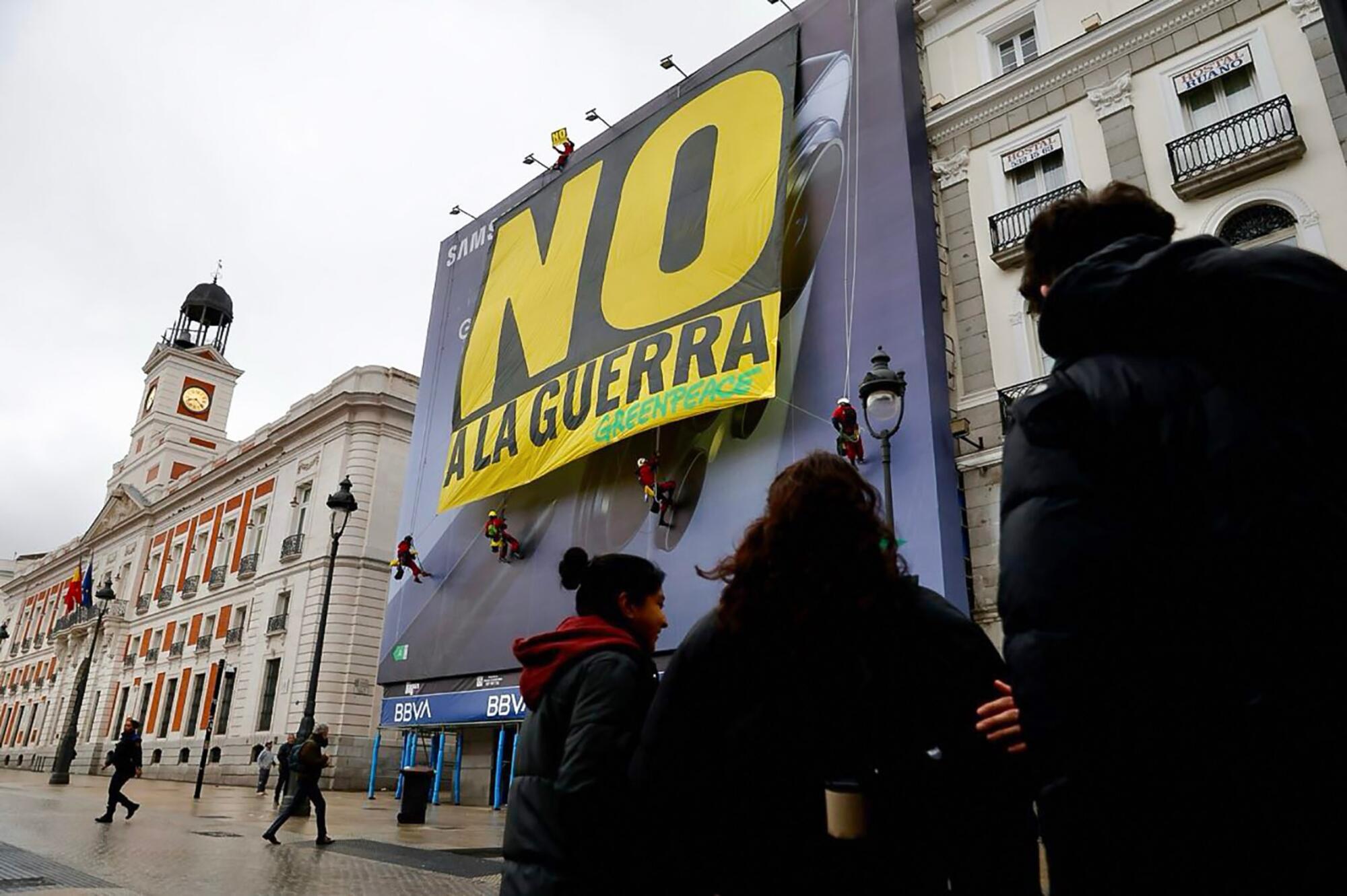No a la guerra pancarta sol Greenpeace