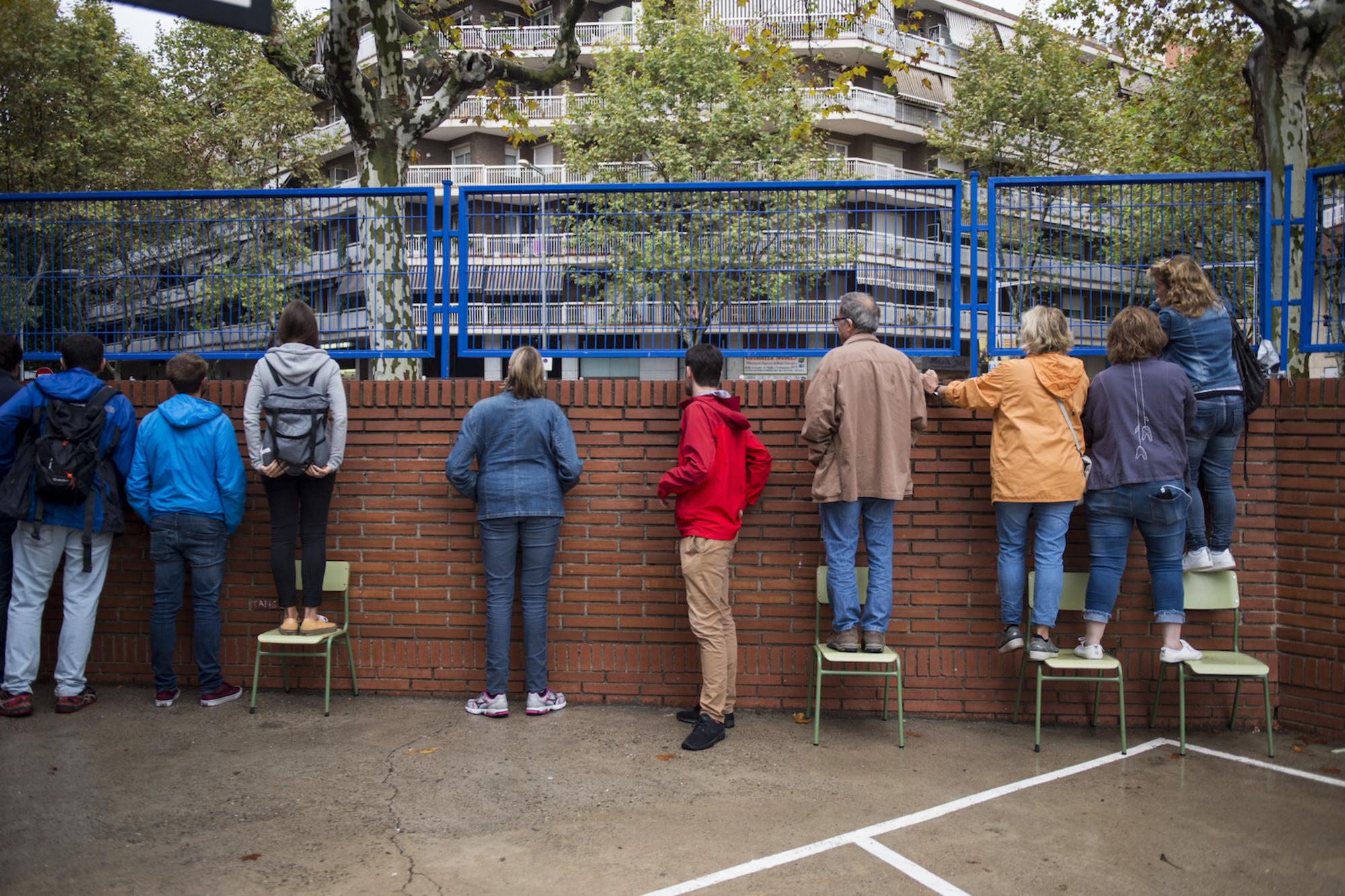 Esperando antidisturbios referendum