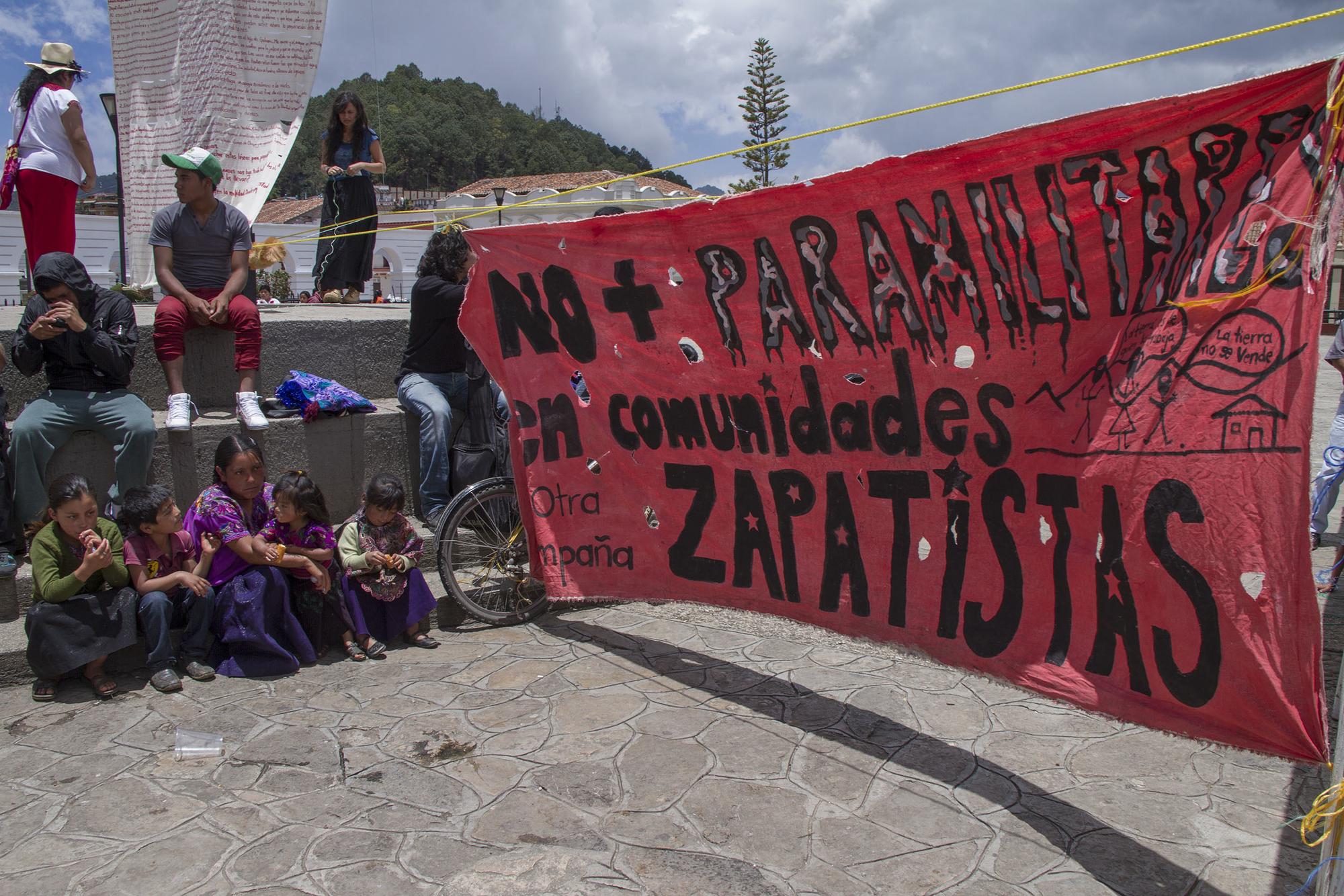 "No más paramilitares en comunidades zapatistas". Foto: Elizabeth Ruiz