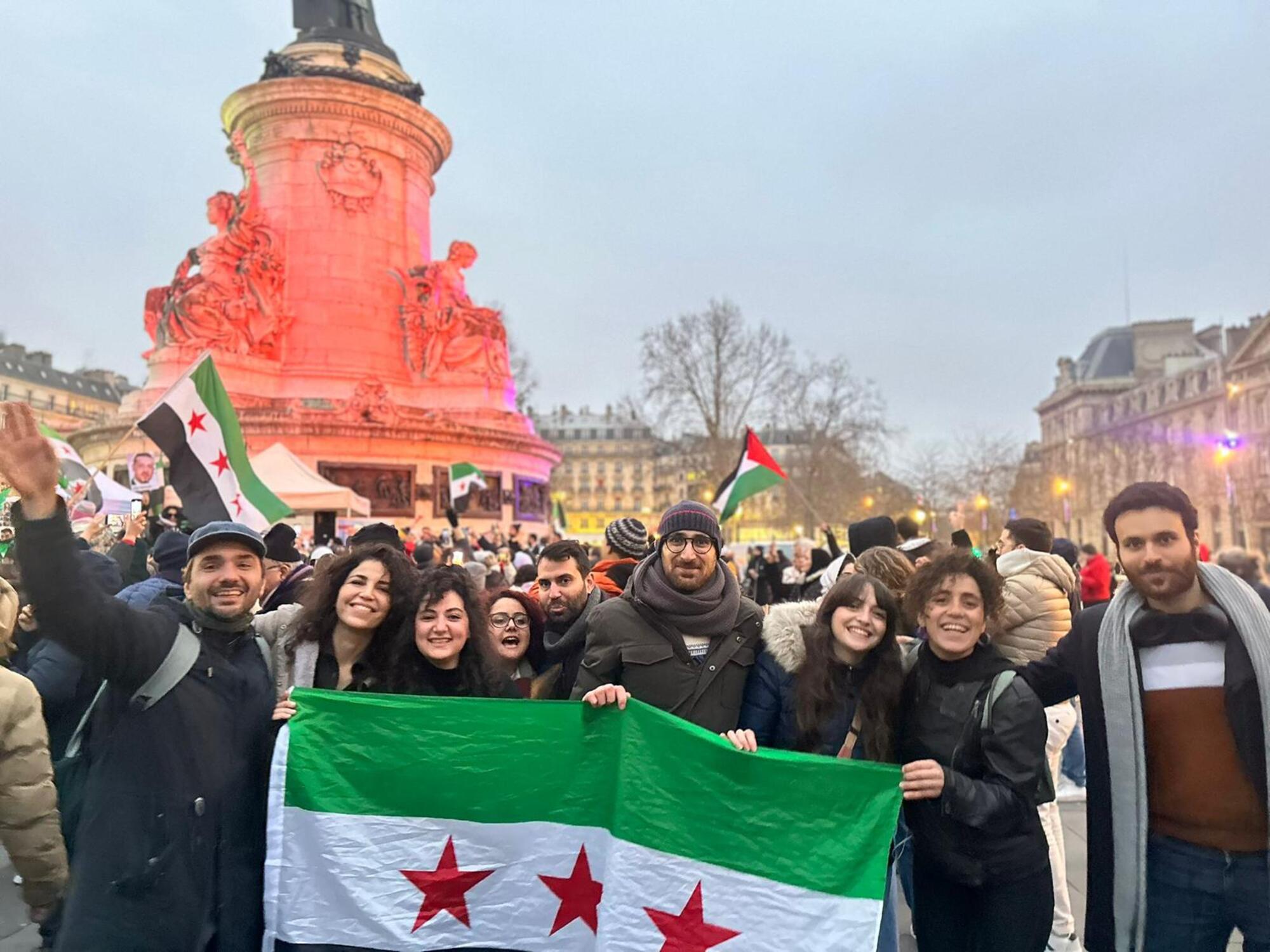 El exilio sirio en París celebra la caída del Gobierno de Bashar al-Assad.