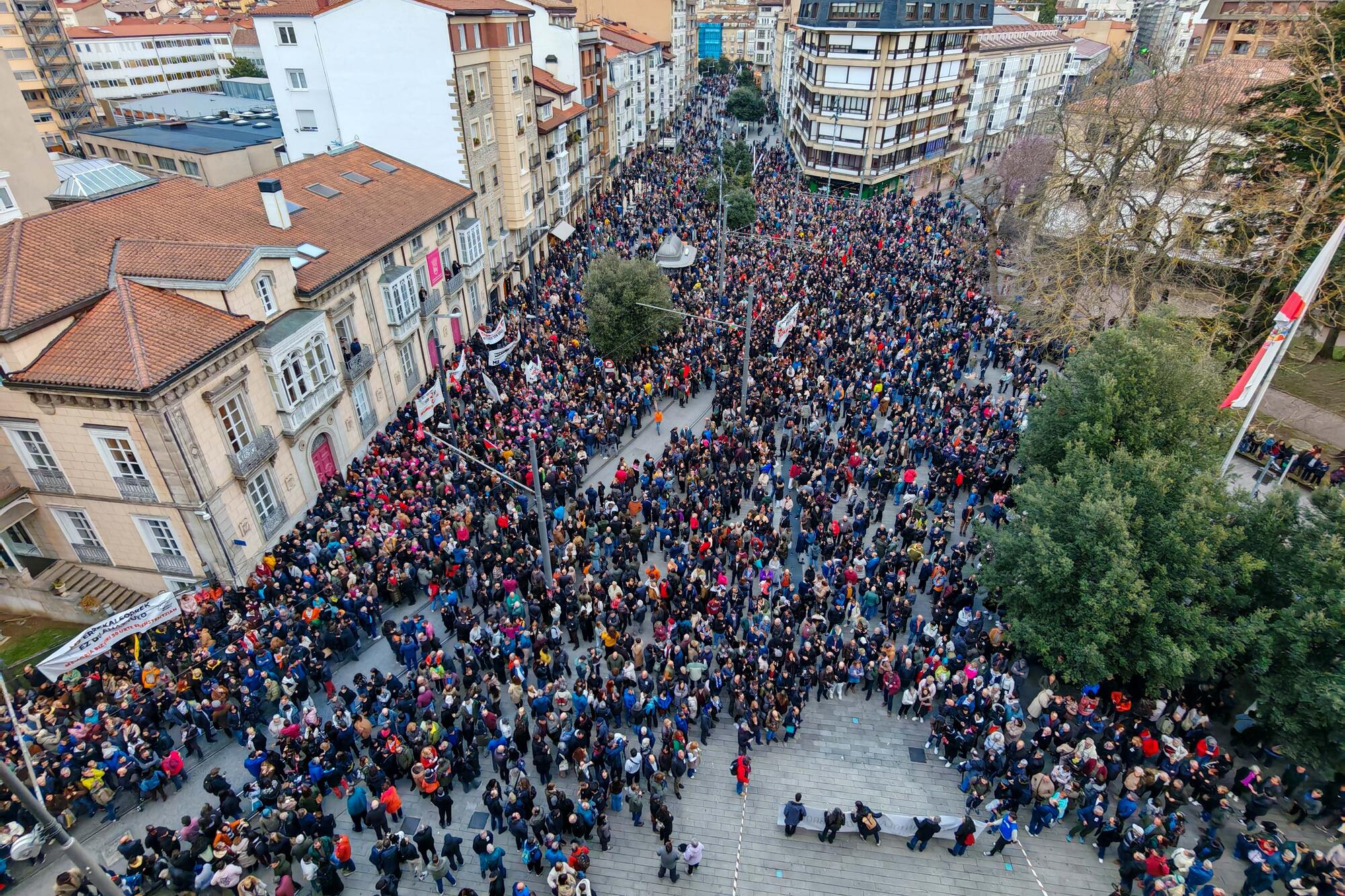 Concentración de gente a la altura de la catedral en el 50 aniversario del 3 de marzo