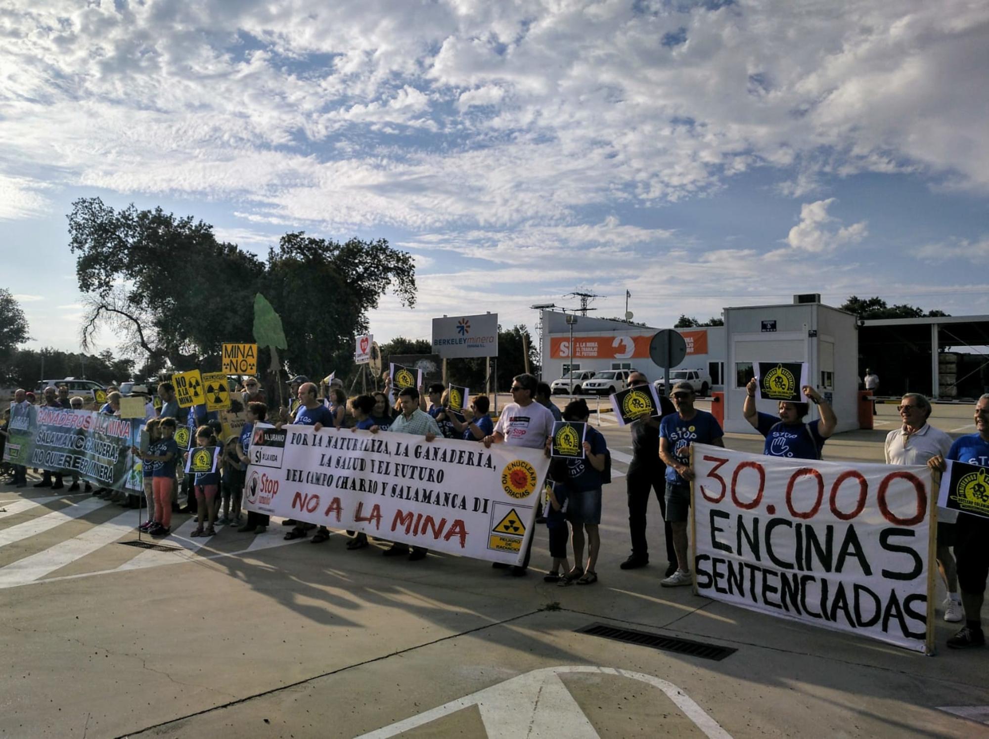 Concentración contra la mina de uranio en Retortillo, Salamanca, ante las puertas de Berkeley Minera. Fuente: José Ramón Barrueco Sánchez