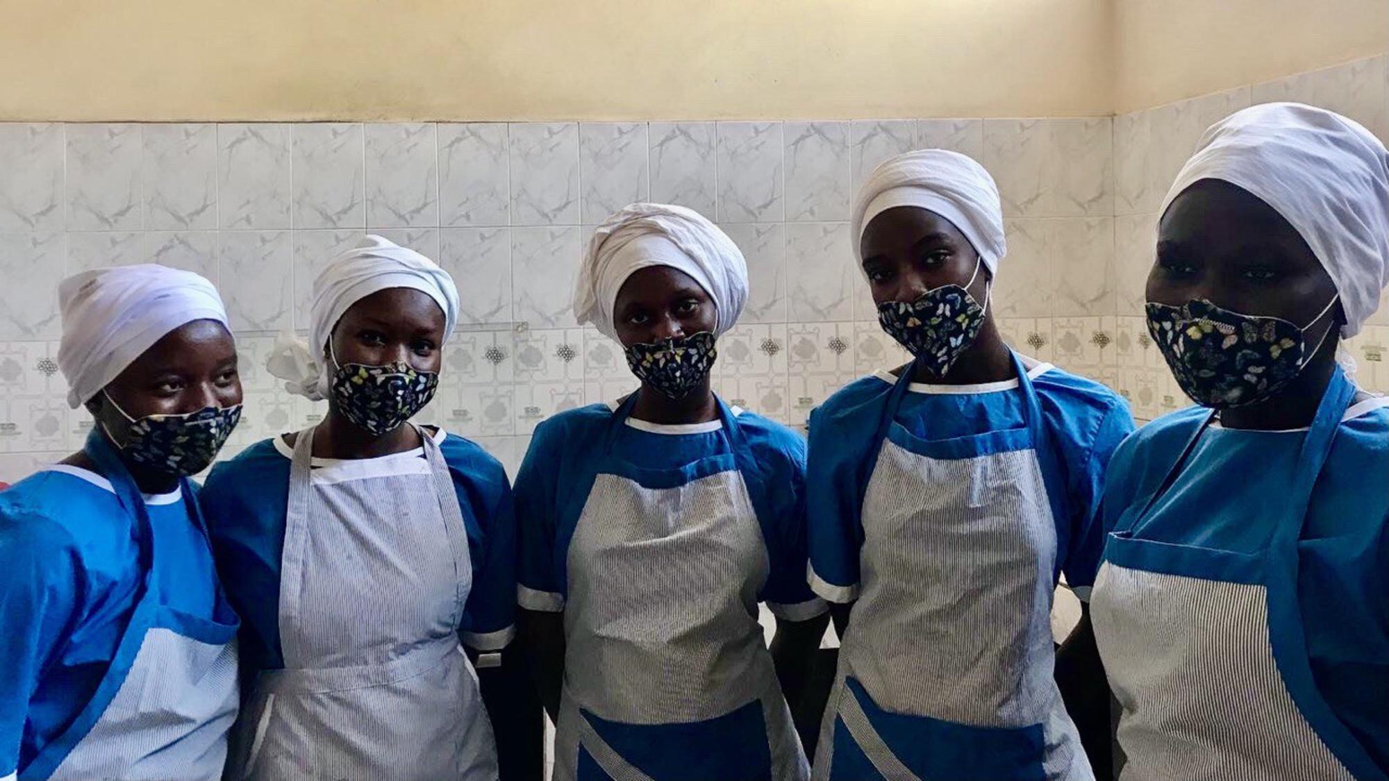 Jóvenes estudiantes de cocina en Sam Sam (Pikine, Senegal).