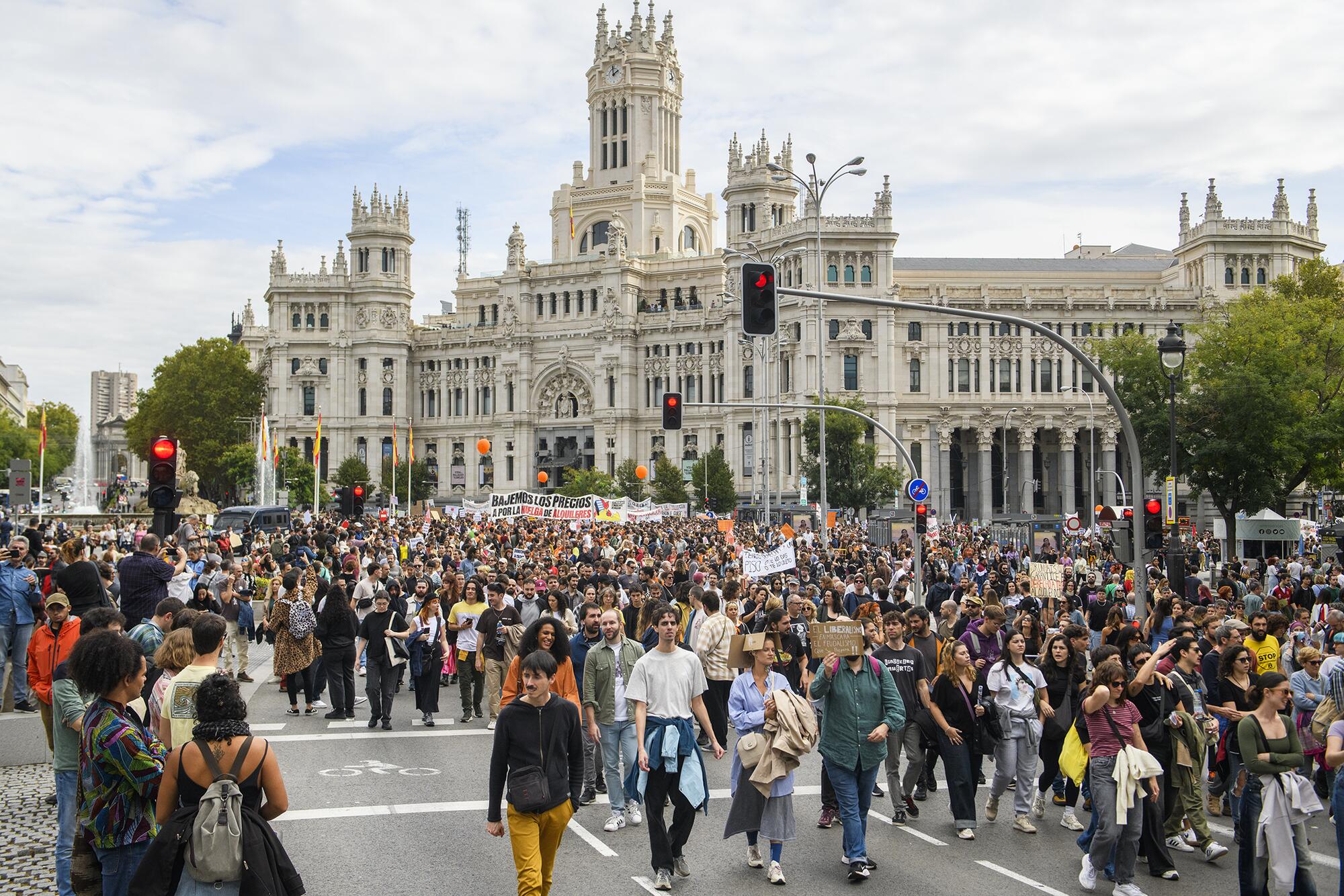 Decenas de miles de personas tomaron Madrid el 13 de octubre de 2024 para protestar por la falta de medidas para contener los precios del alquiler. - 20