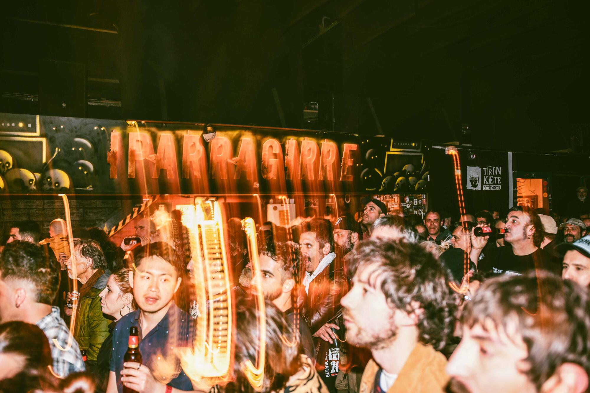 Público durante los conciertos del sábado en la sala autogestionada Iparragirre Rock Elkartea