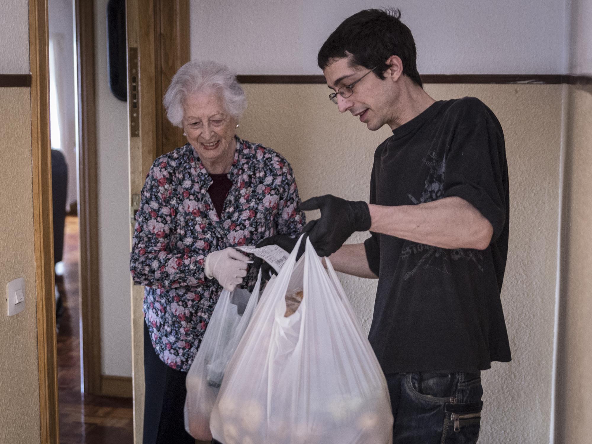 Muchas personas mayores, que tanto les gusta salir a comprar todos los días, prefieren ahora que les lleven la compra a casa para evitar el máximo de situaciones en las que pueda haber contagio.