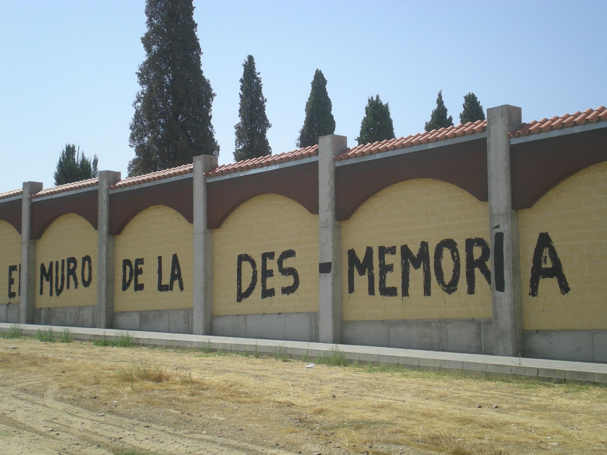 Muro cementerio Badajoz