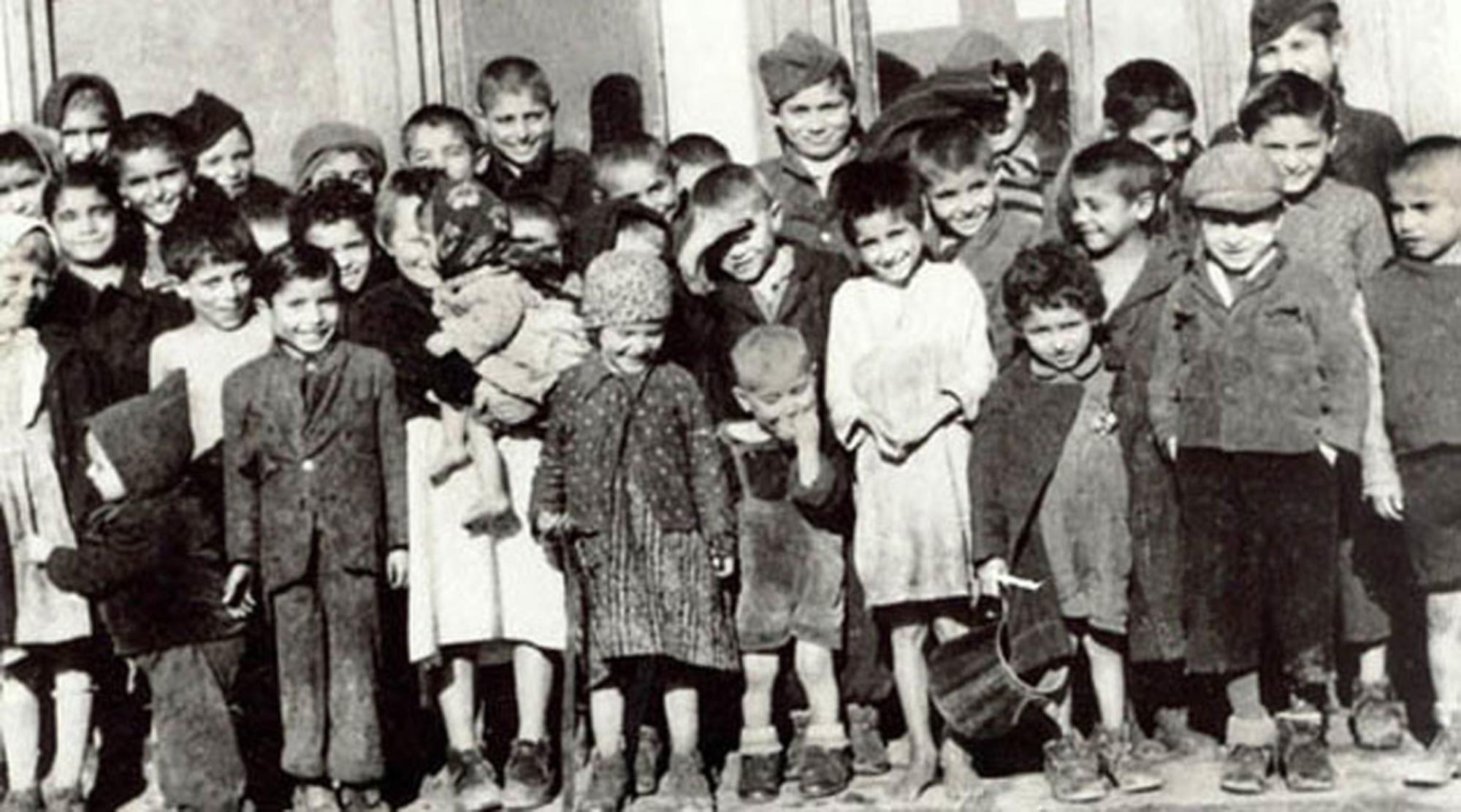Grupo de niños romaníes internados en Lety.
