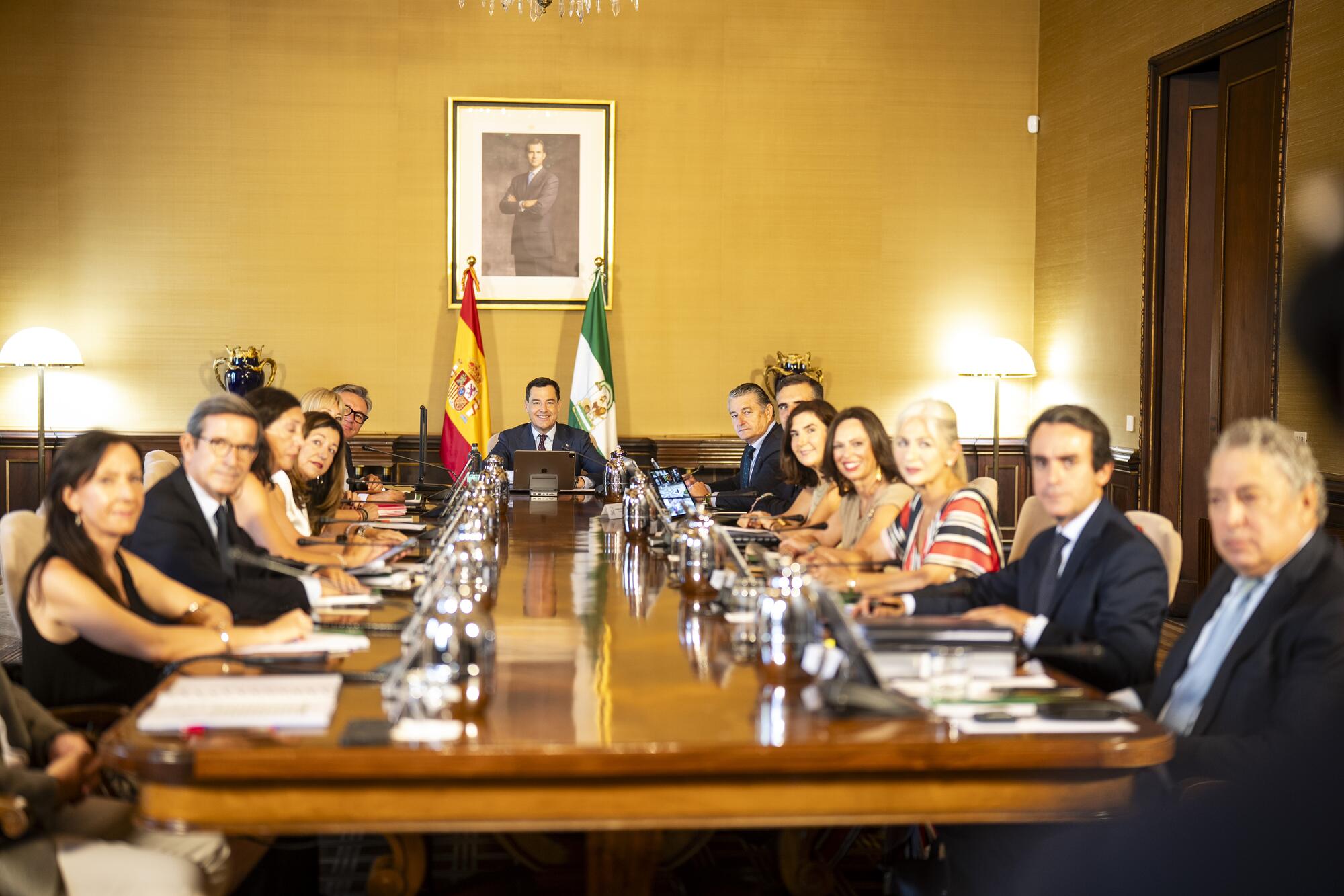 El presidente de le Junta de Andalucía, Juan Manuel Moreno Bonilla, junto al Consejo de Gobierno andaluz el pasado 30 de julio. Fuente: Junta de Andalucía.