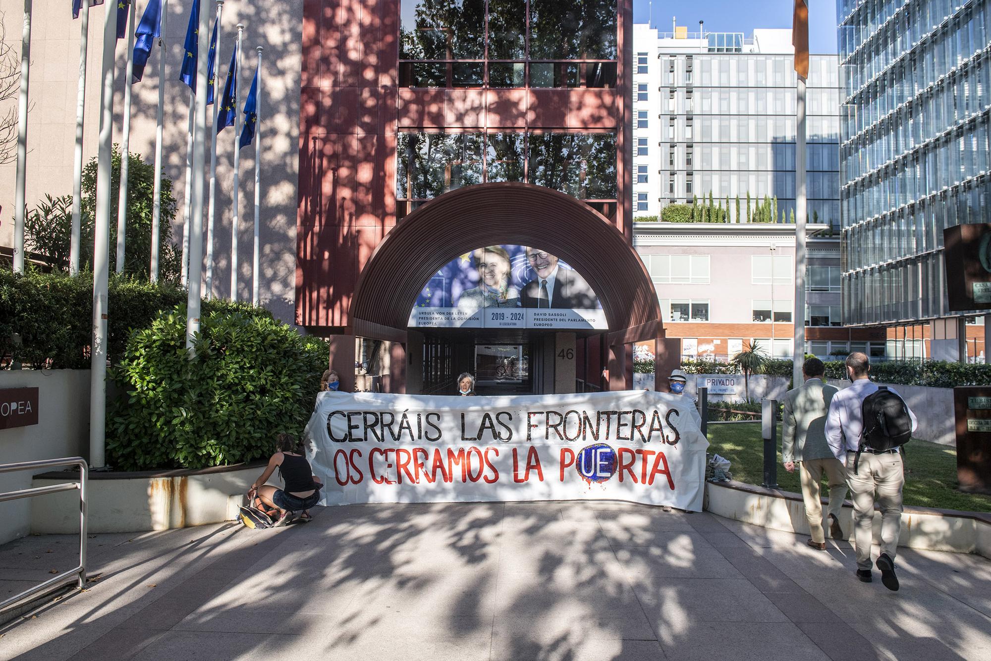 Bloquean la entrada a la sede de la Unión Europea para denunciar los abusos en las fronteras - 3