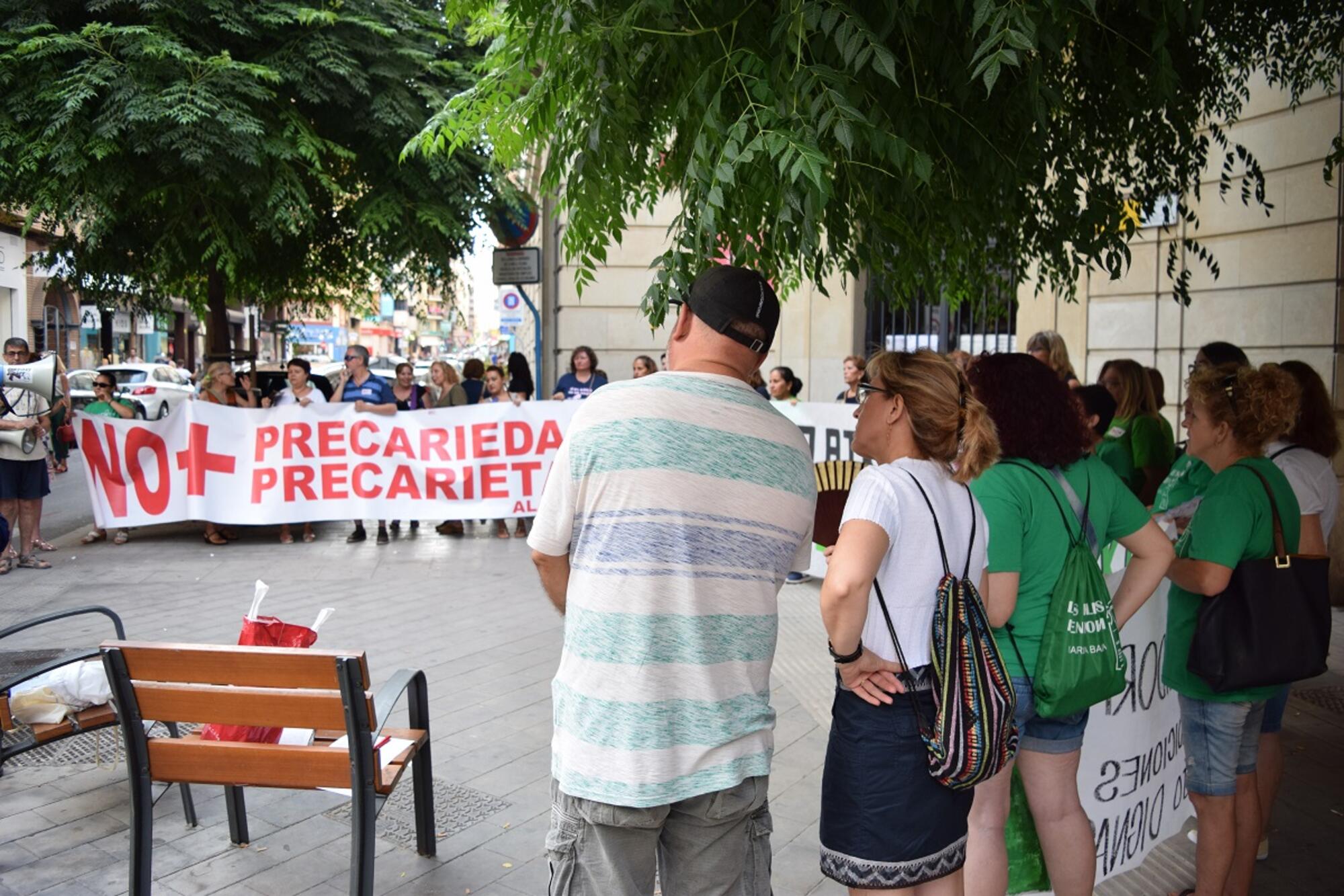 Kellys, aparadoras y otros colectivos se concentran frente a Inspección del Trabajo en Alicante