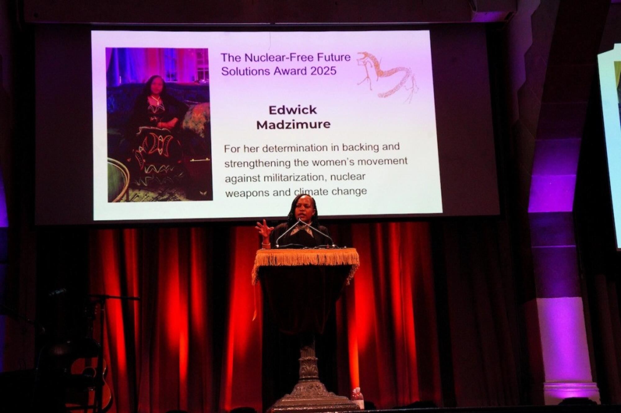 Edwick Madzimure, de Zimbabwe, ha traído las voces de las mujeres africanas a la conversación sobre el desarme nuclear. Recibió el premio por Solución. Fuente: Adam Stoltman
