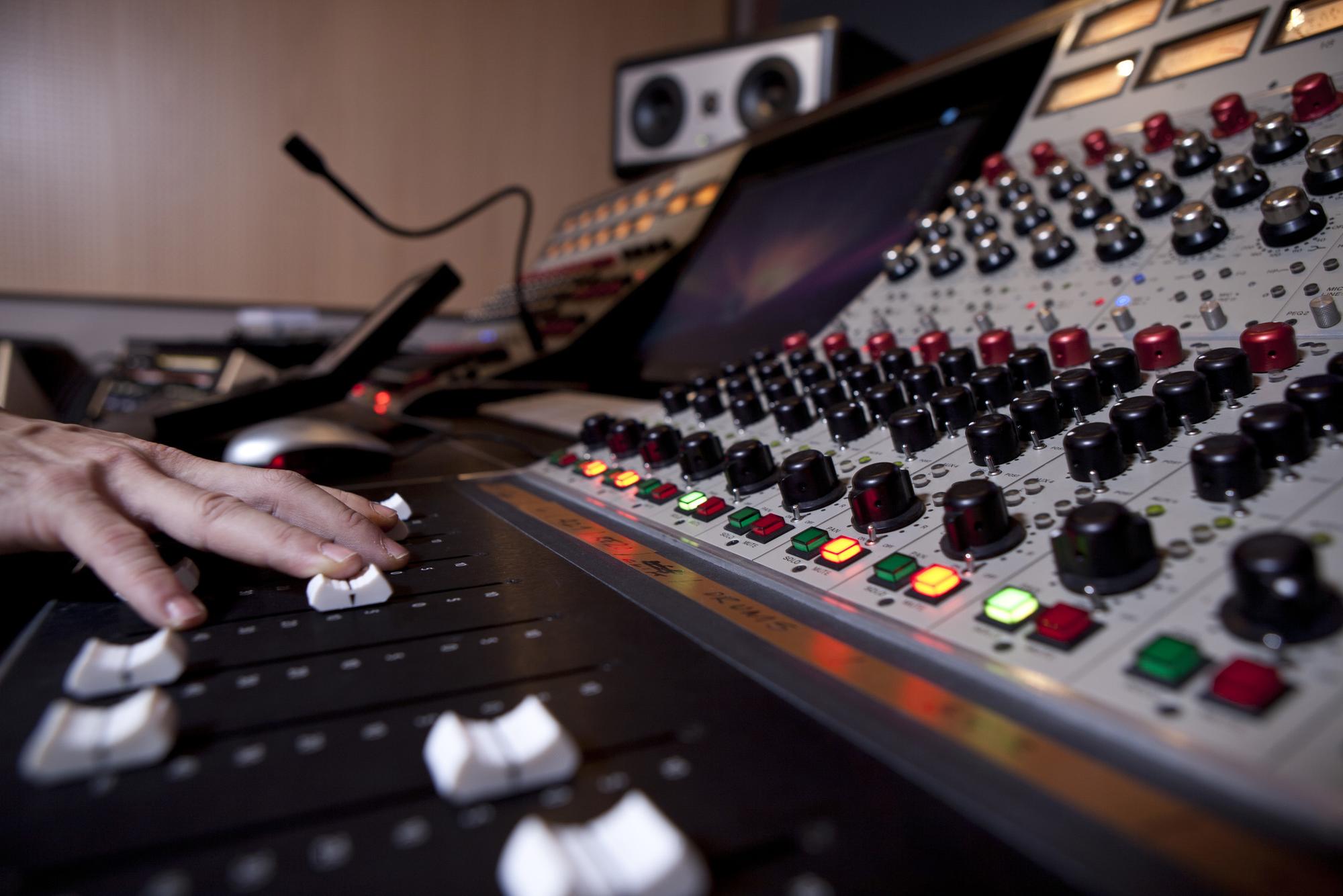 Mesa de mezclas en un estudio de grabación
