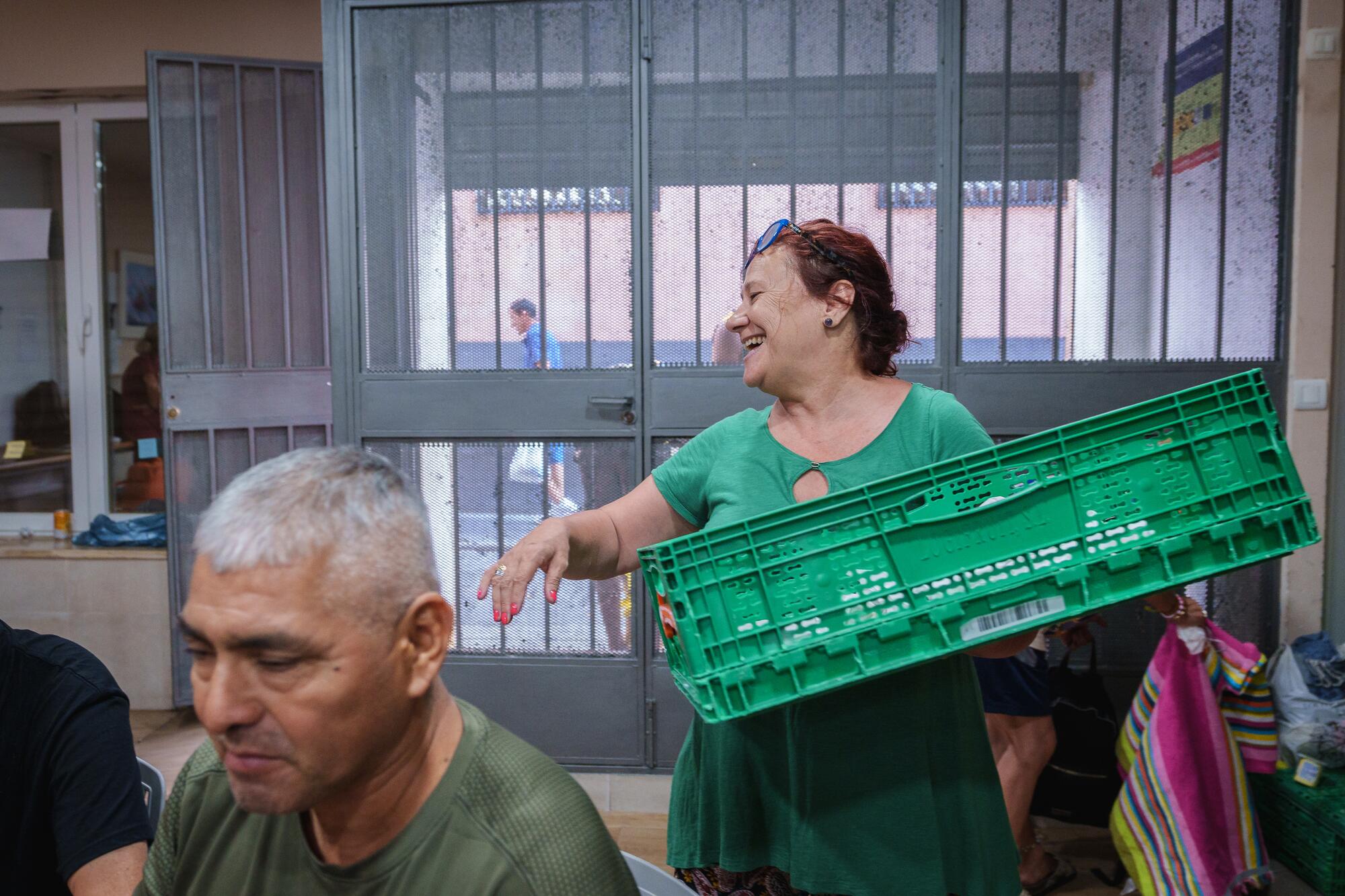 Voluntaria en la merienda del refugio climático en Granada. 