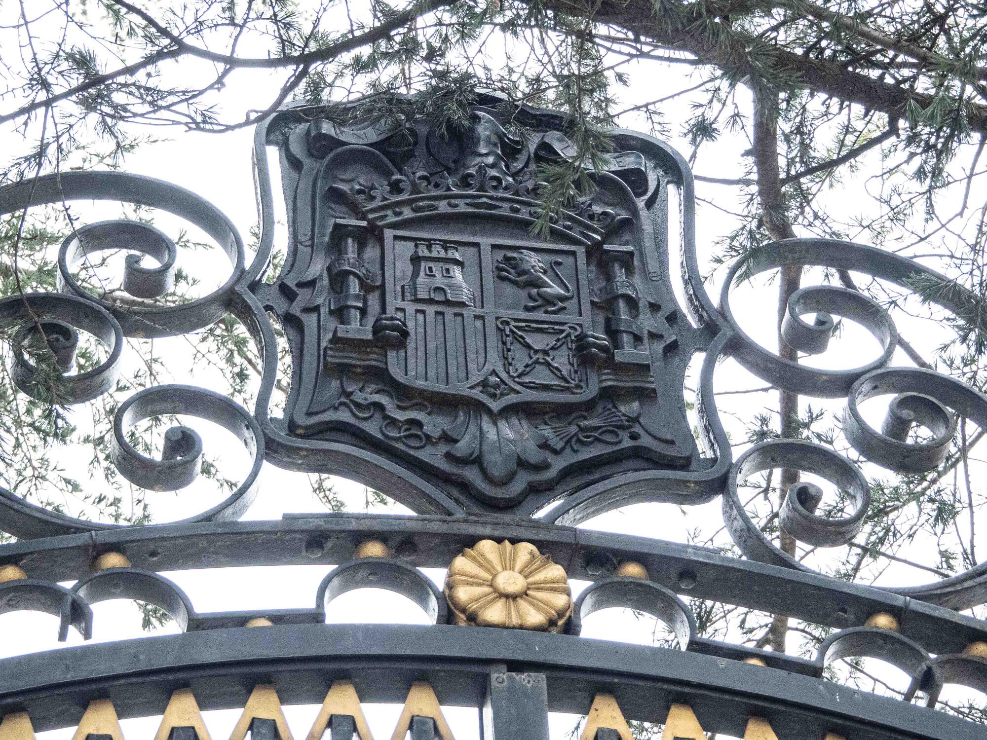 Escudo franquista en la verja del Palacio de El Pardo