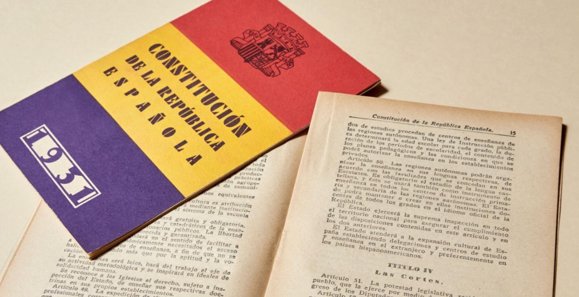 Ejemplar de la Constitución de 1931 en pequeño formato y con la bandera tricolor en la cubierta. Federico Reparaz. Congreso de los Diputados.