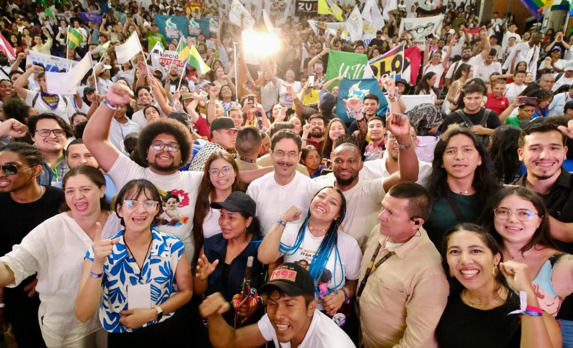 Iván Cepeda en campaña en el Encuentro Nacional de Jóvenes en Cali.