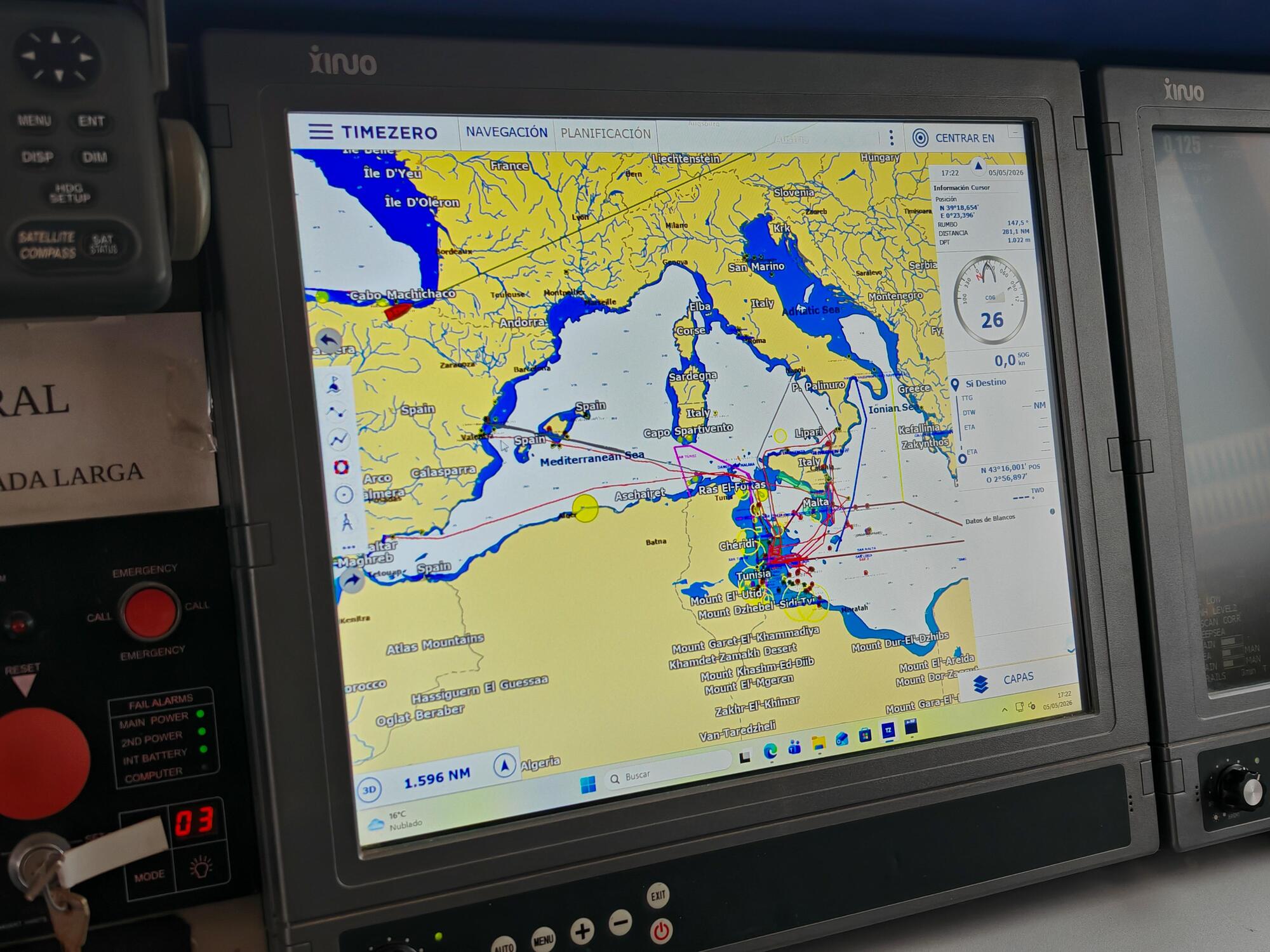 El monitor muestra la zona en la que Aita Mari desarrolla misiones de rescate 