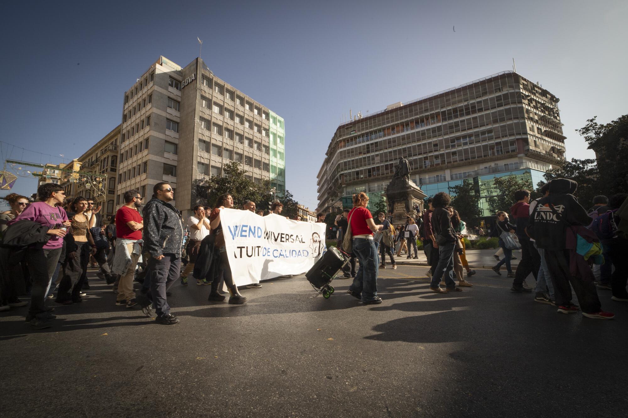 Manifestación contra el negocio especulativo de la vivienda - 15