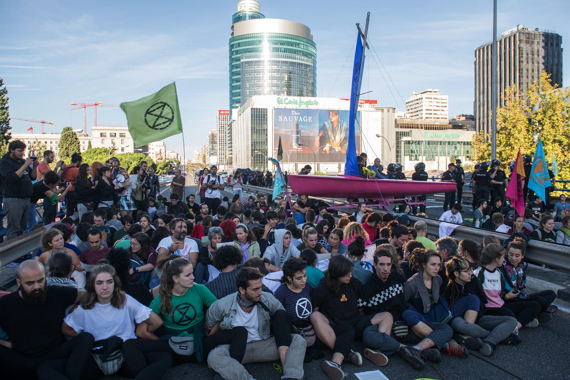 Accion climatica en el puente del Paseo de la Castellana - 8