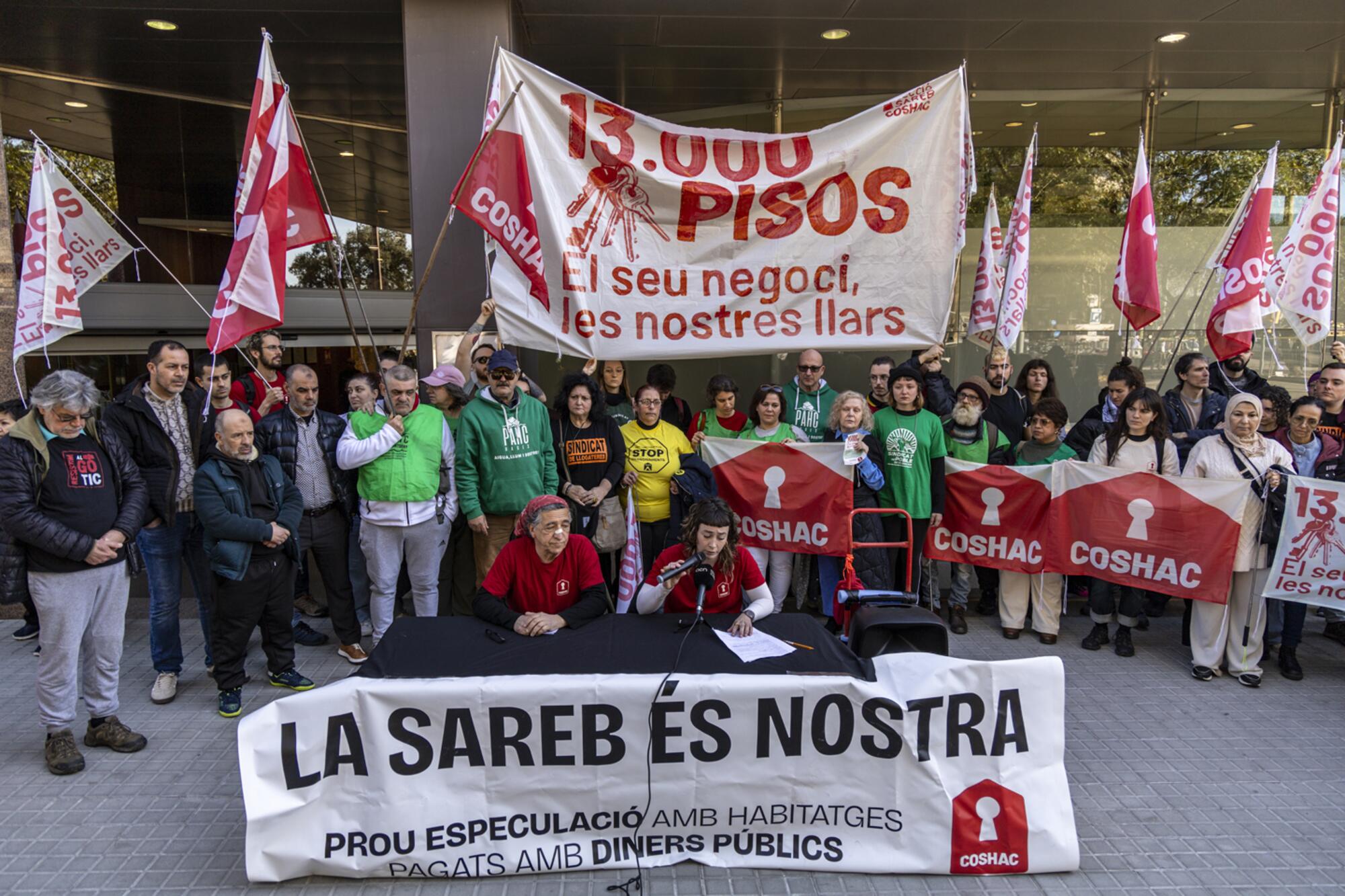 Acción de la COSHAC junto a la Conselleria de Territori en Barcelona.