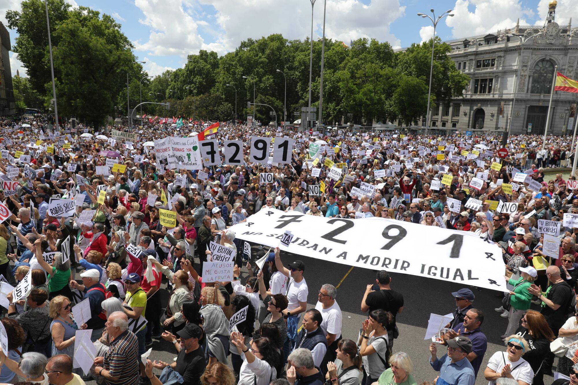 Cibeles repleta de manifestantes por la sanidad pública este 19 de mayo.