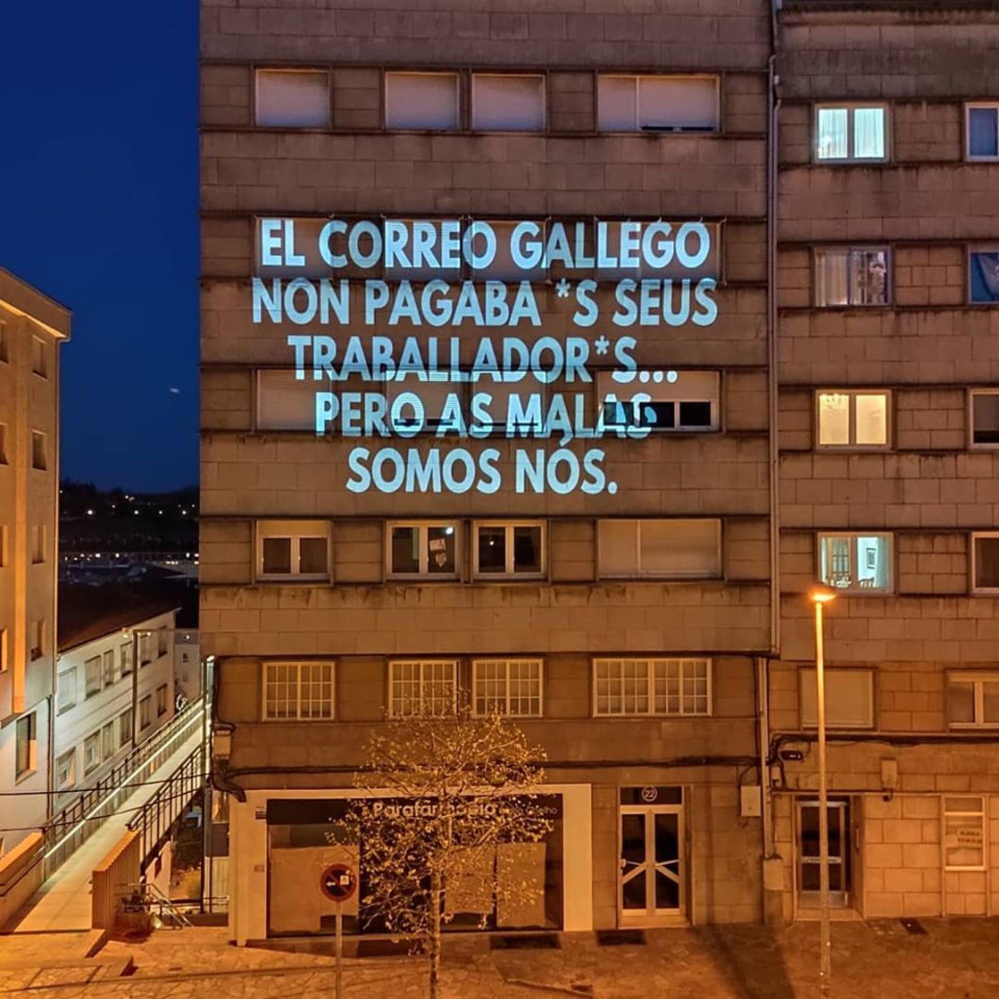 Proxección de Escola Unitaria contra un xornal local de Santiago de Compostela