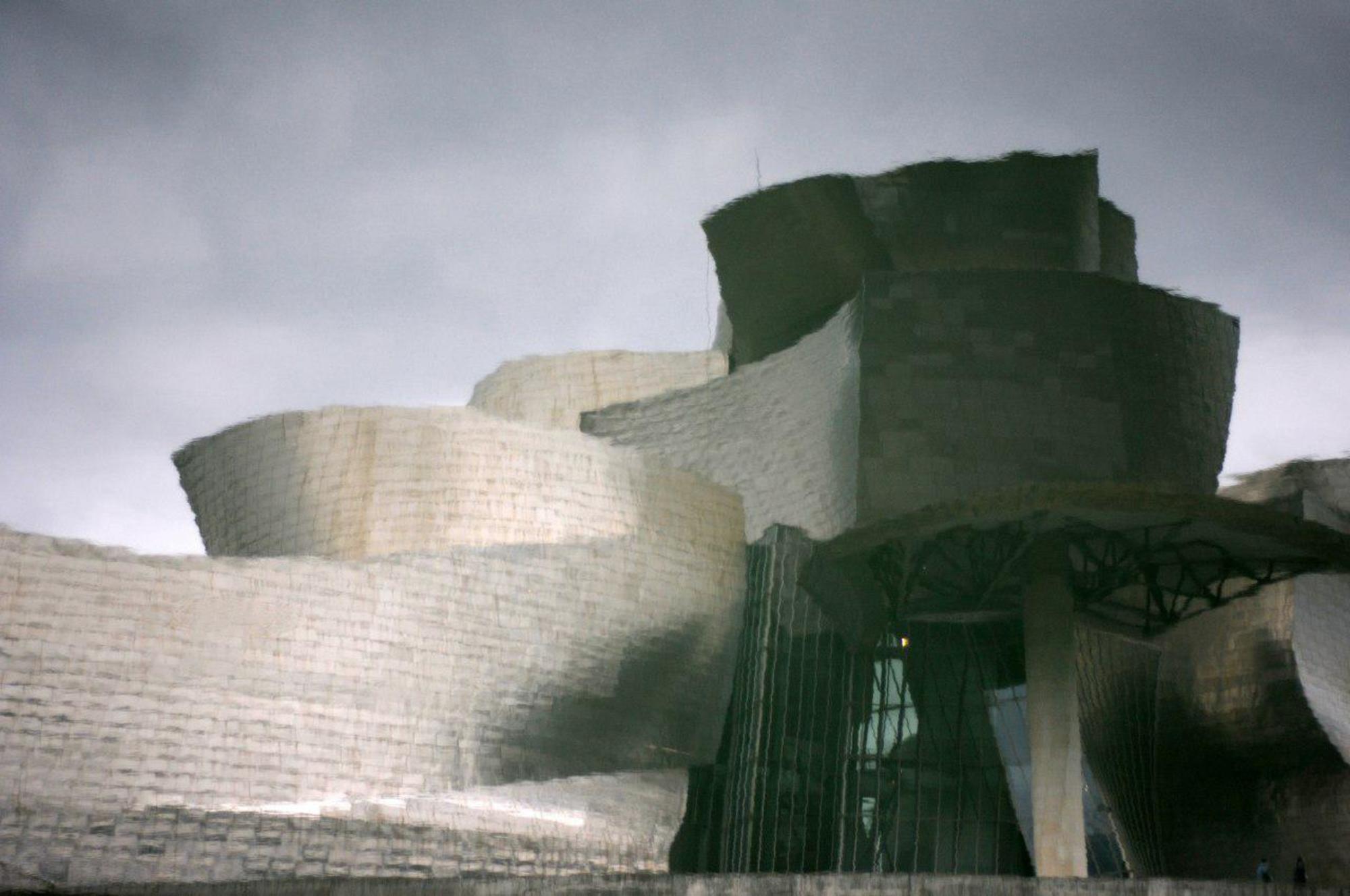 Reflejo de la fachada del Museo Guggenheim en Bilbao_2