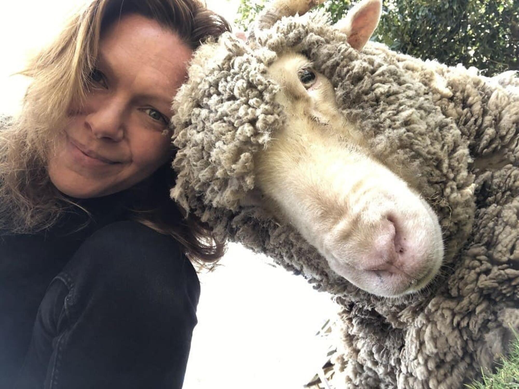 Autora Teya Brooks y una oveja