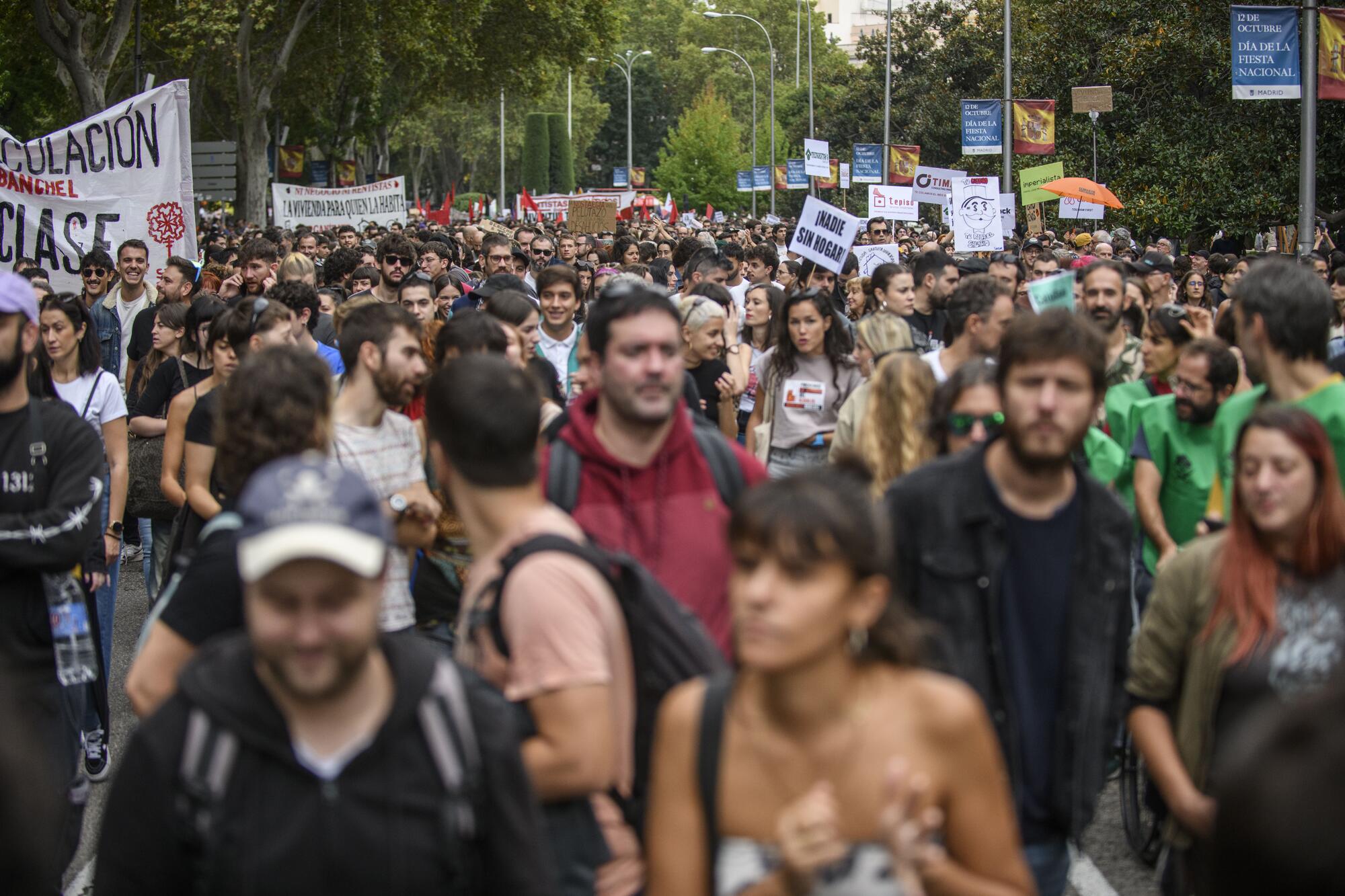 Decenas de miles de personas tomaron Madrid el 13 de octubre de 2024 para protestar por la falta de medidas para contener los precios del alquiler. - 10