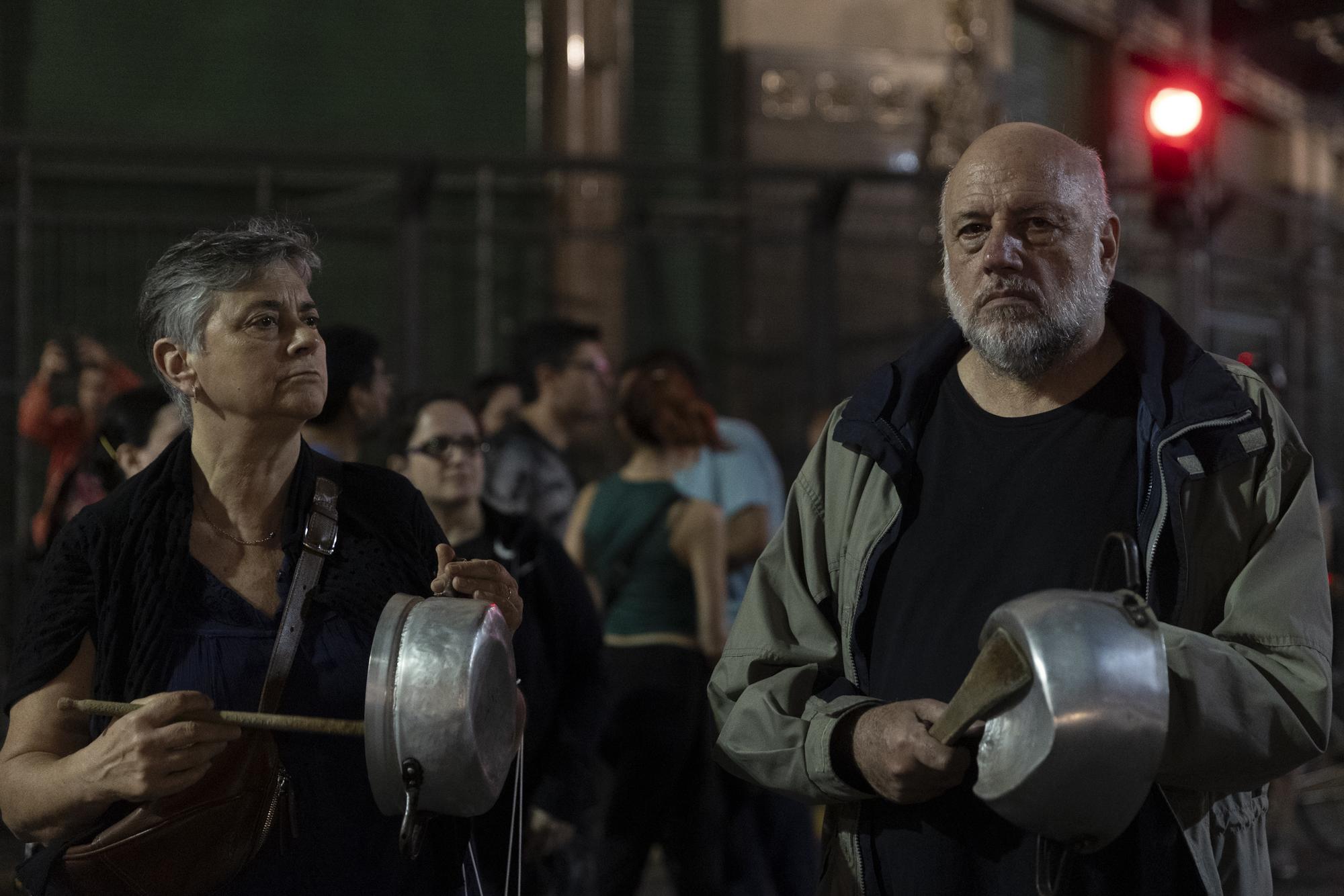 Cacerolazo para protestar contra el Decreto de Necesidad y Urgencia (DNU) anunciado por el presidente Javier Milei. - 2