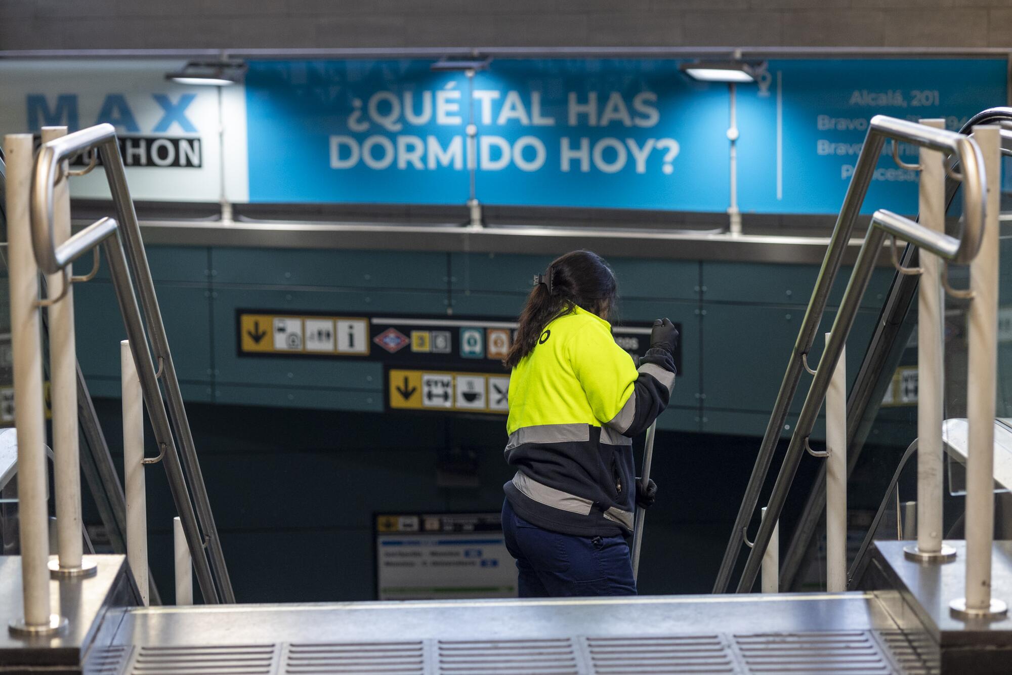 Trabajadora de limpieza metro