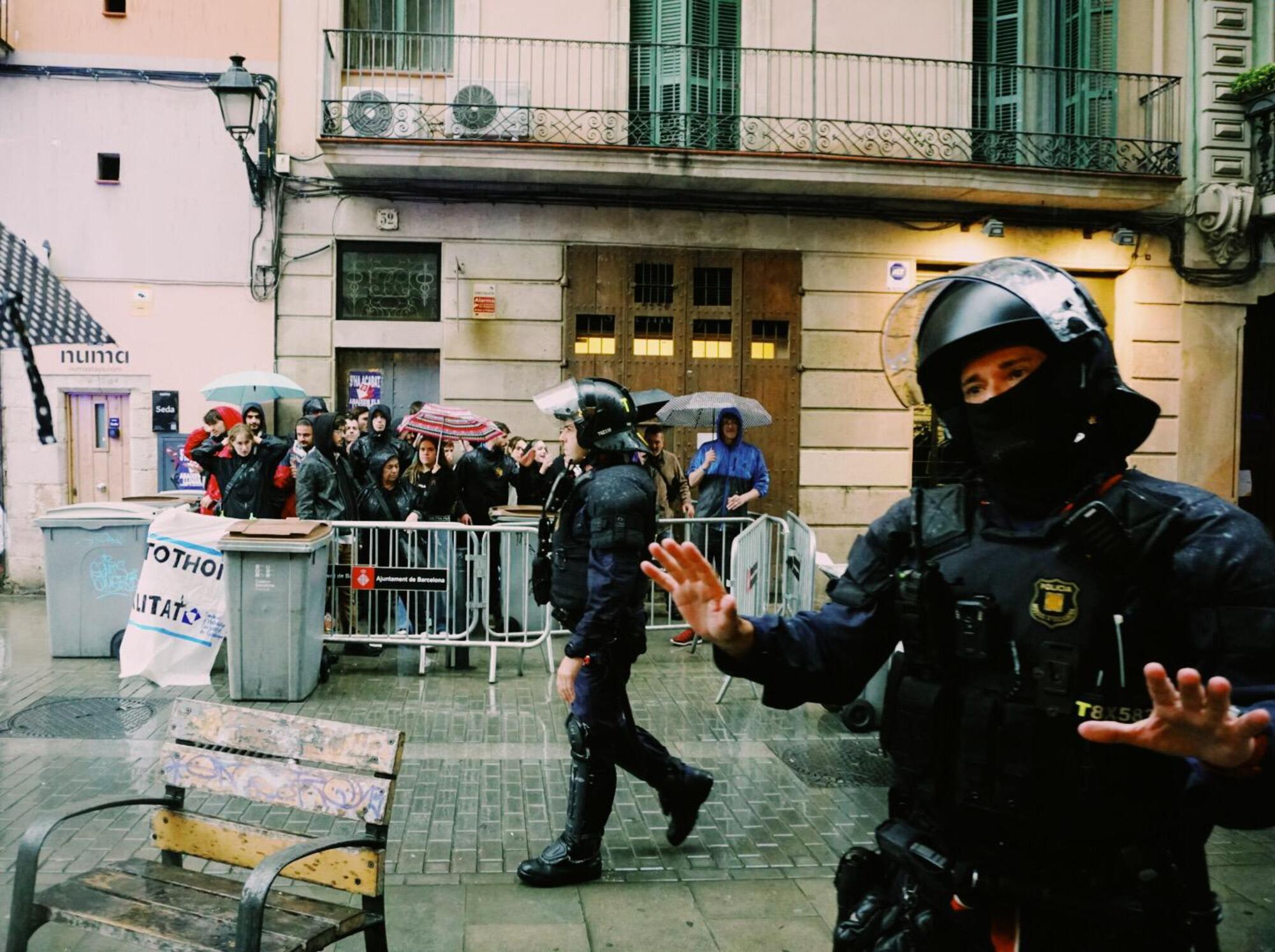 Los mossos d’Esquadra intentan desalojar a una familia con un menor en plena alerta meteorológica.