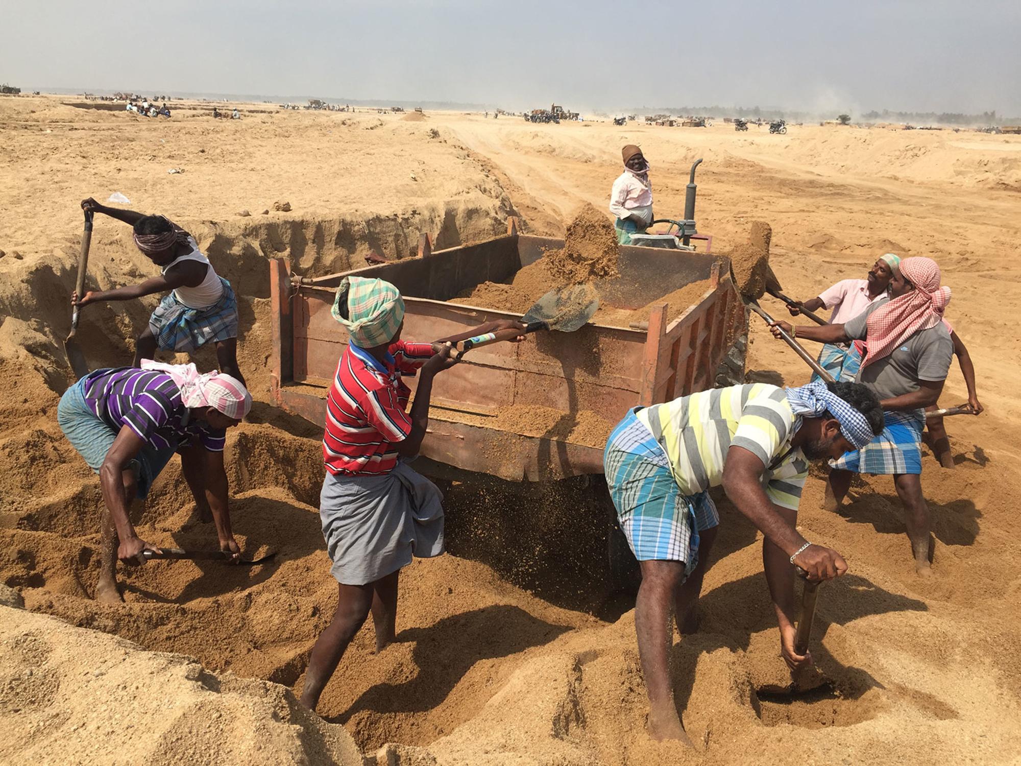 Trabajadores de una mina de arena en Tamil Nadu, India.