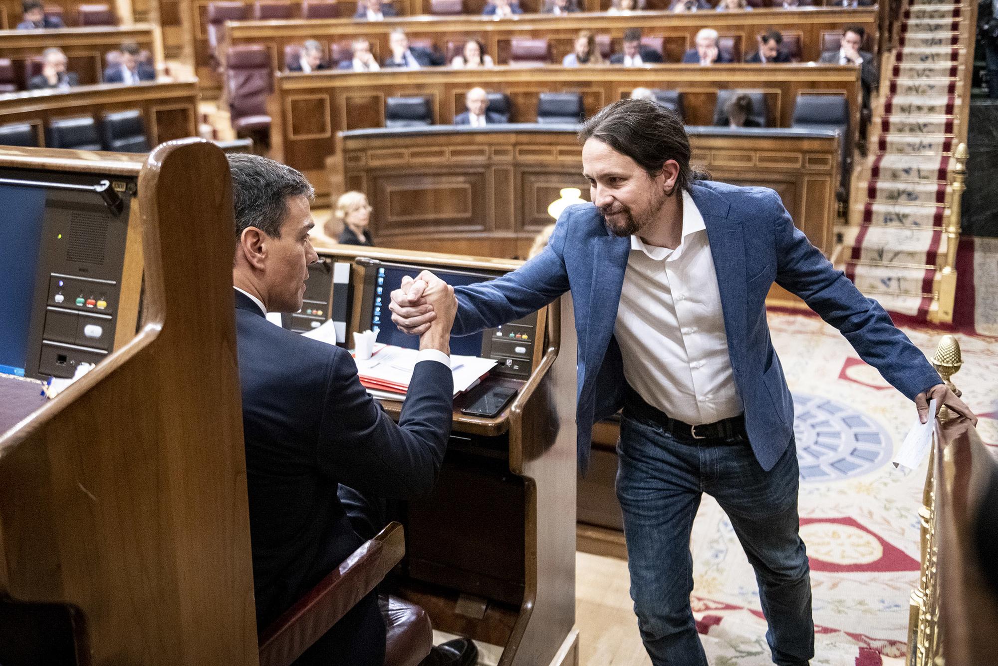 Pablo Iglesias y Pedro Sánchez en la moción de censura a Mariano Rajoy