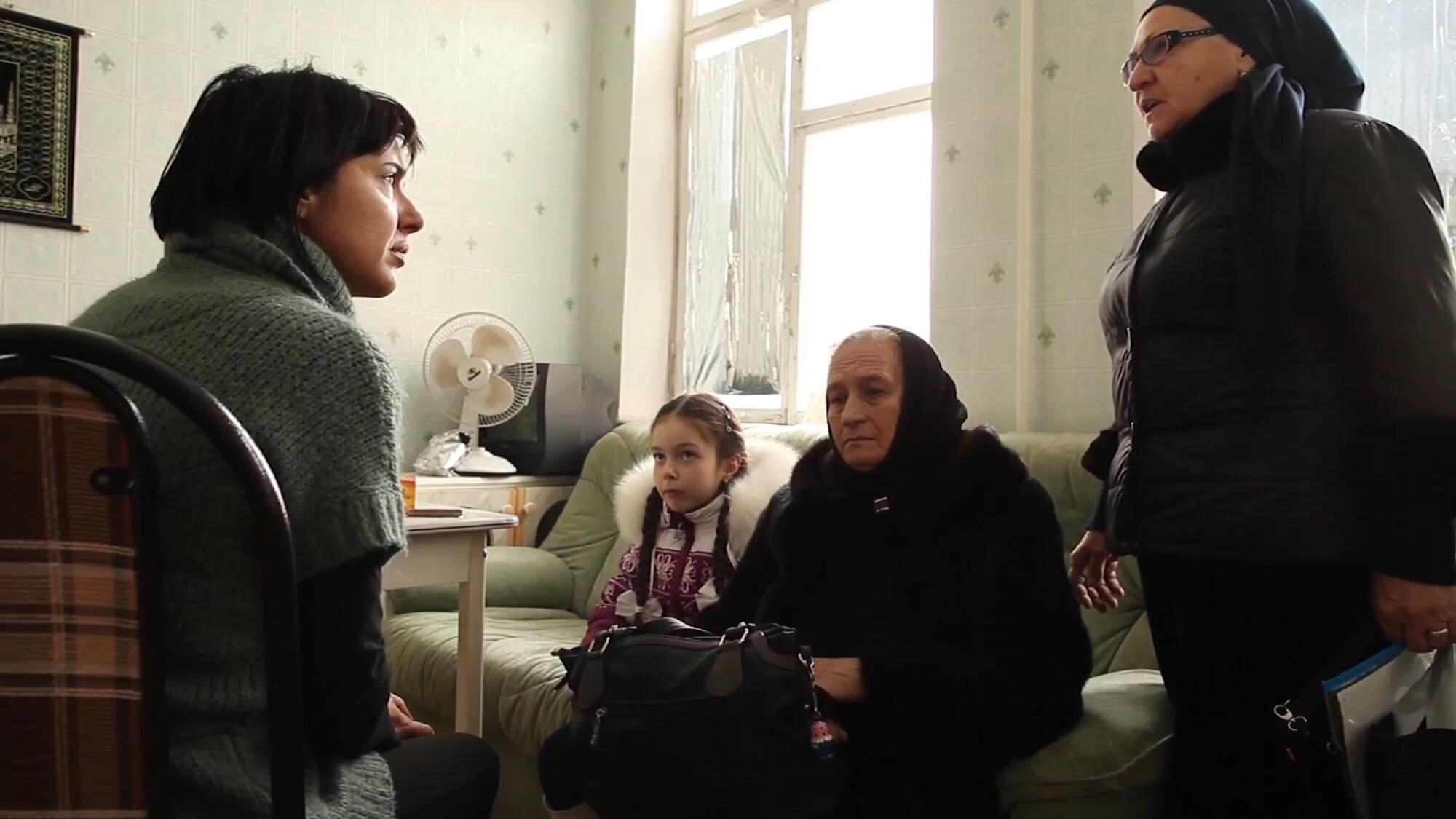 Marta Ter entrevista a familiares de desaparecidos en Chechenia. / Archivo personal