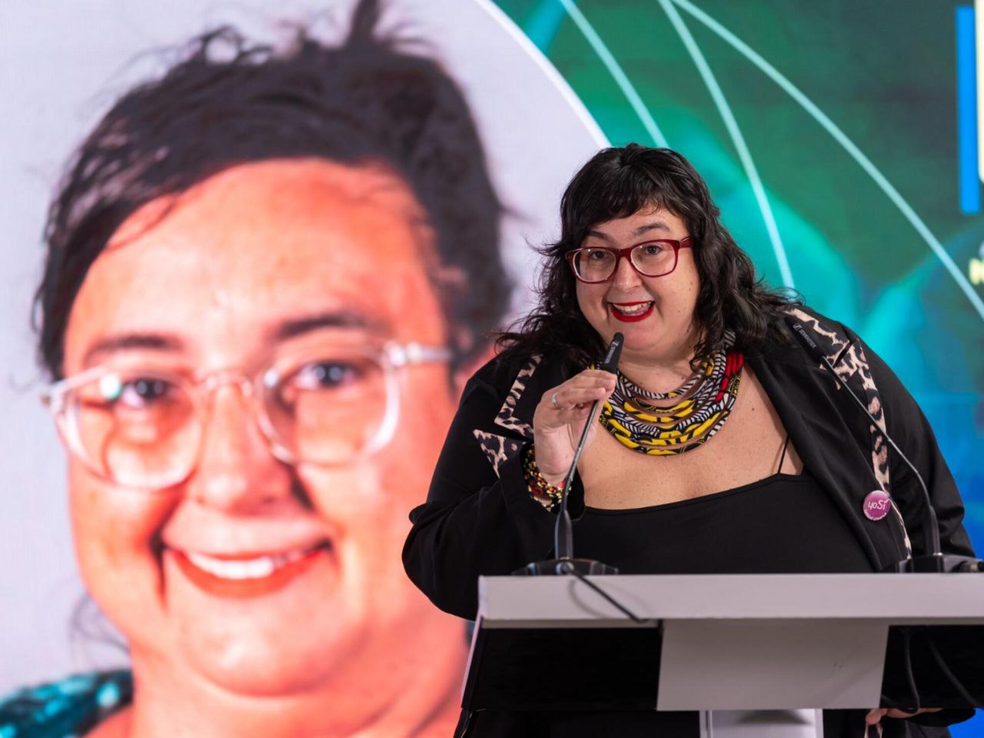 La periodista de El Salto Sara Plaza Casares recibe un premio en la III edición de los Premios AAJM 2025.