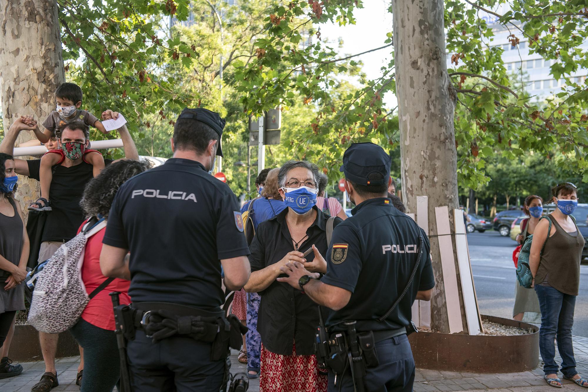 Bloquean la entrada a la sede de la Unión Europea para denunciar los abusos en las fronteras - 13